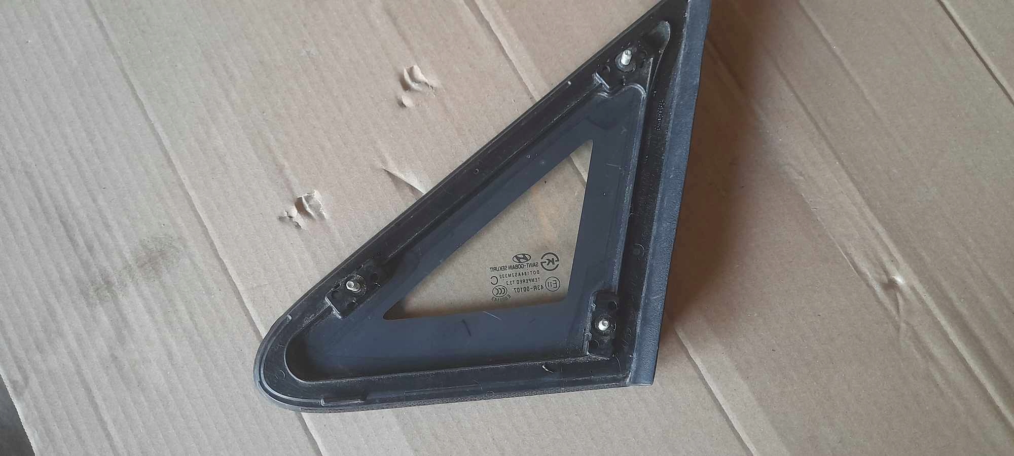 window bodywork right front HYUNDAI I800 86180-4H000
