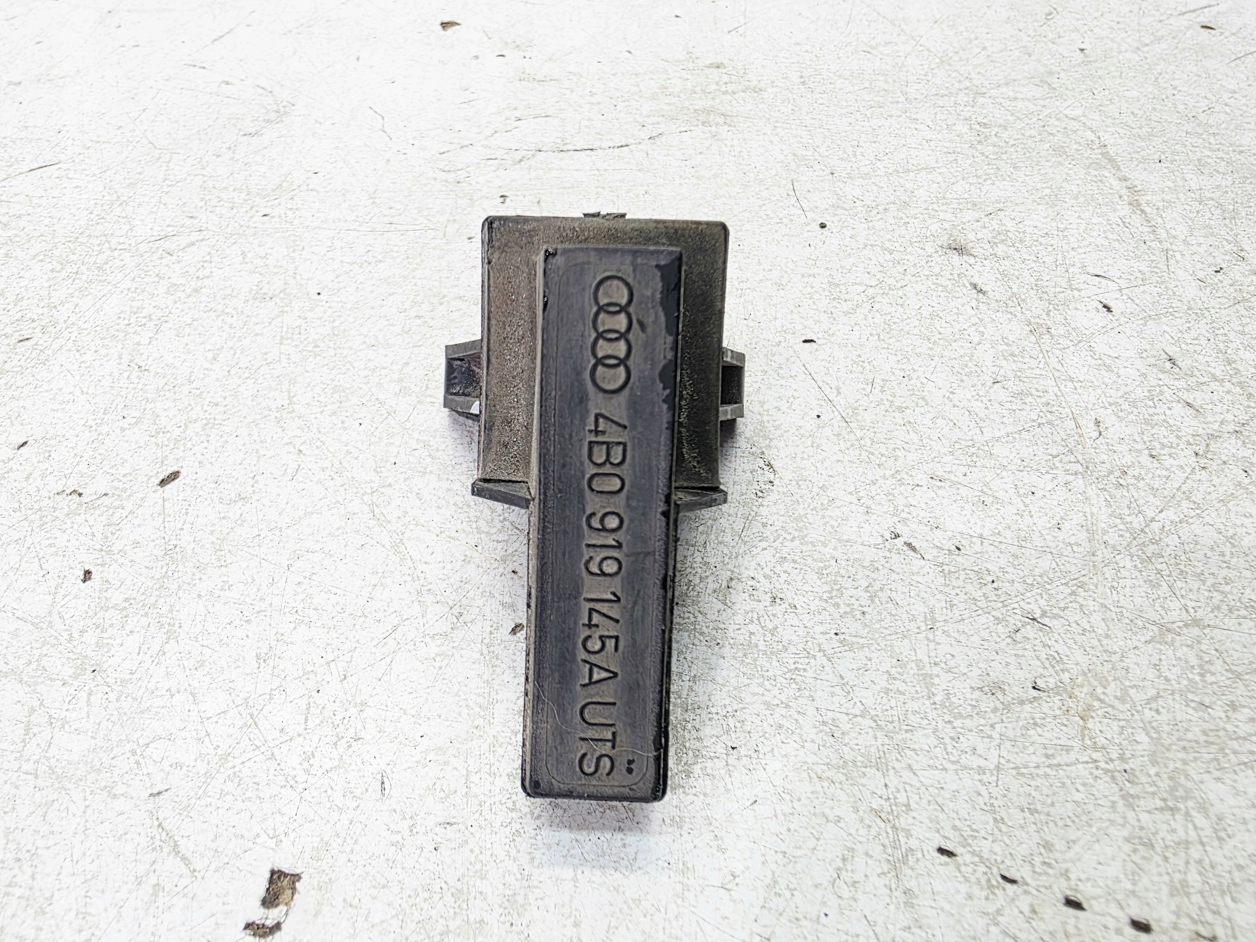 antenna amplifier ODBIORNIK ZEGARA AUDI 4B0919145A