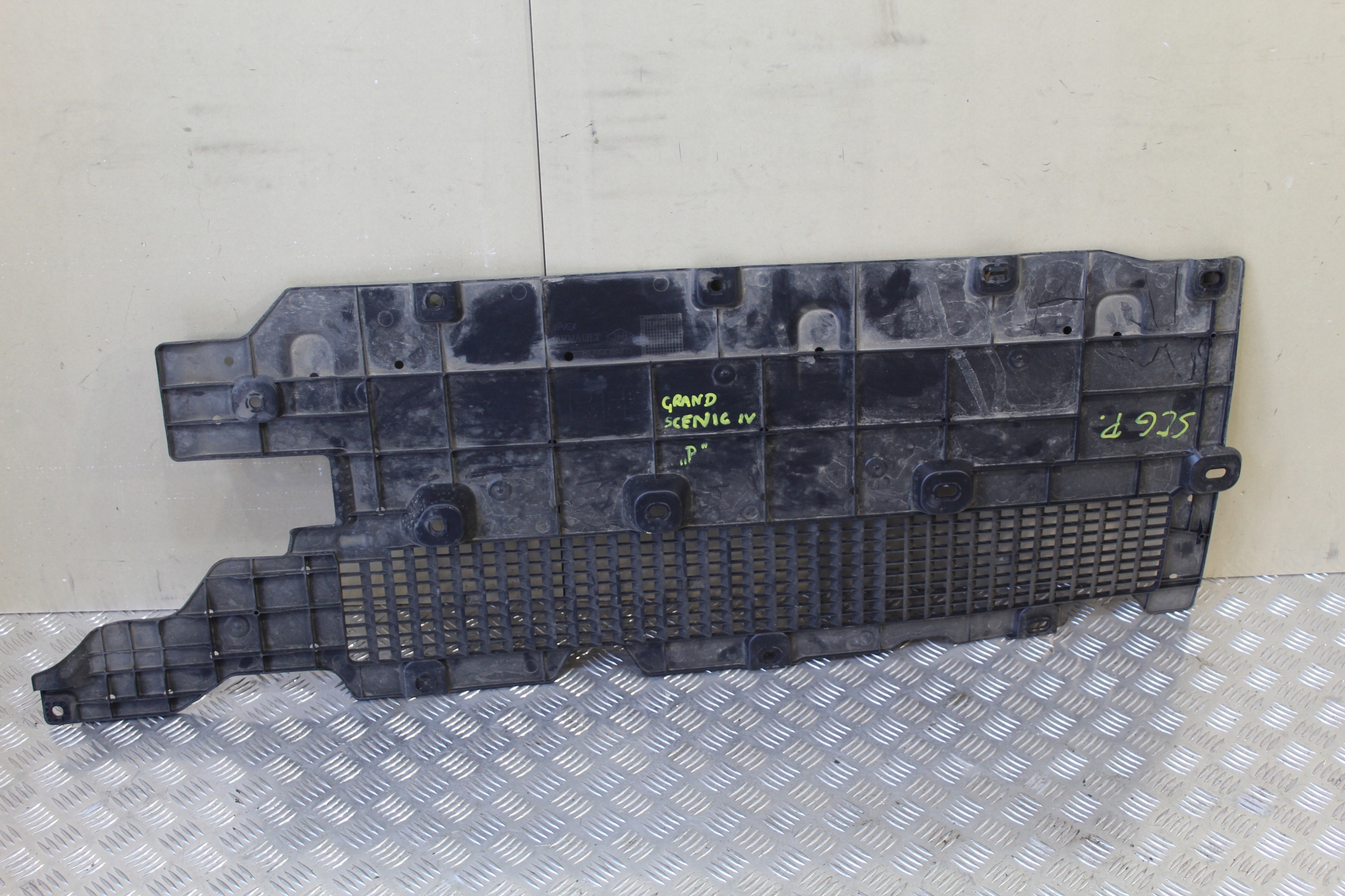 cover chassis right SCENIC IV 4 748141499R