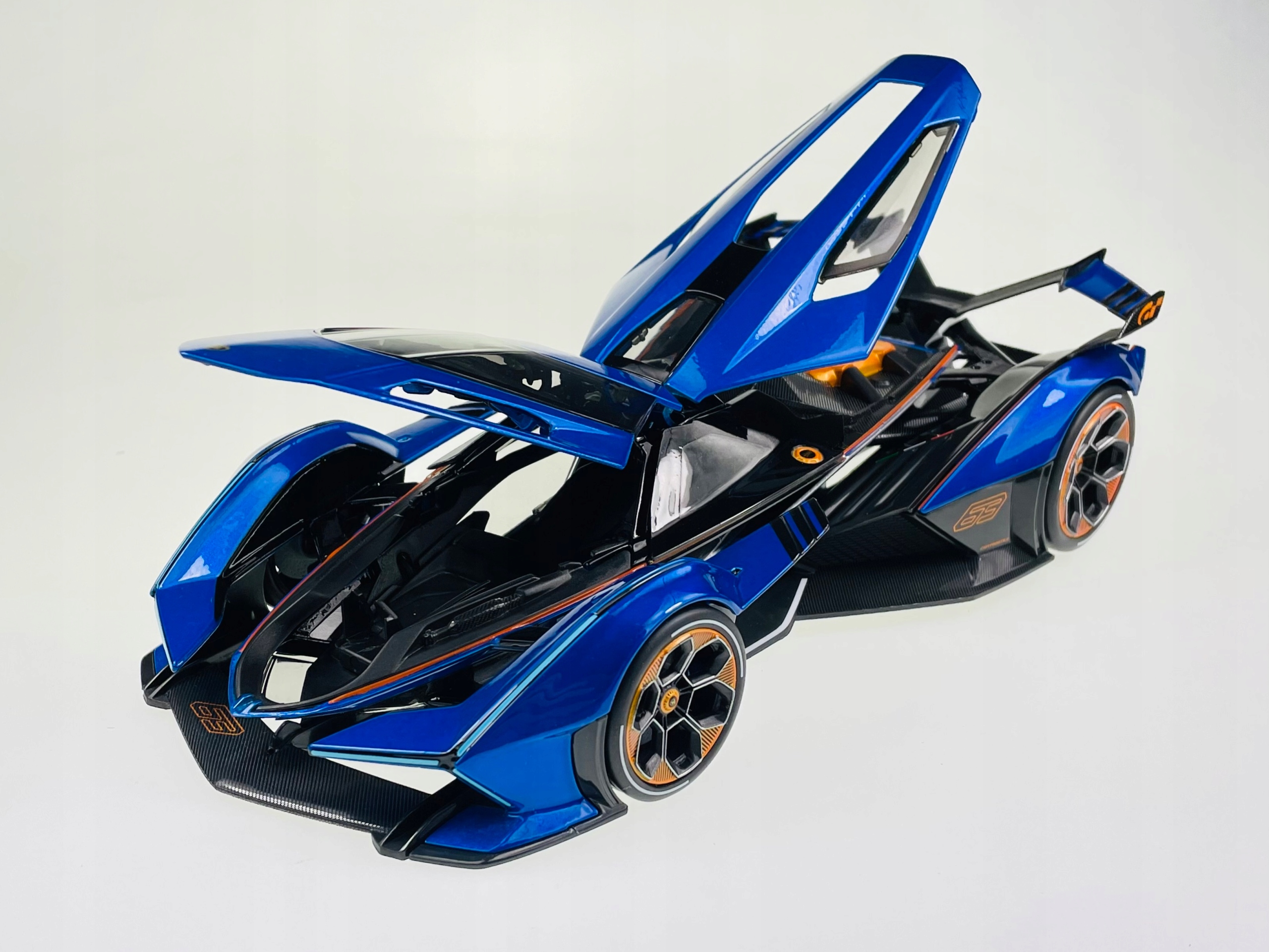 MAISTO LAMBORGHINI V12 VISION GRAN TURISMO 1:18 Kolor dominujący odcienie niebieskiego