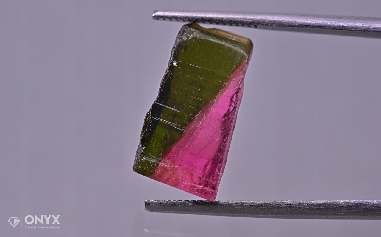 Turmalín nepravidelná dlažba 15,5x8 mm