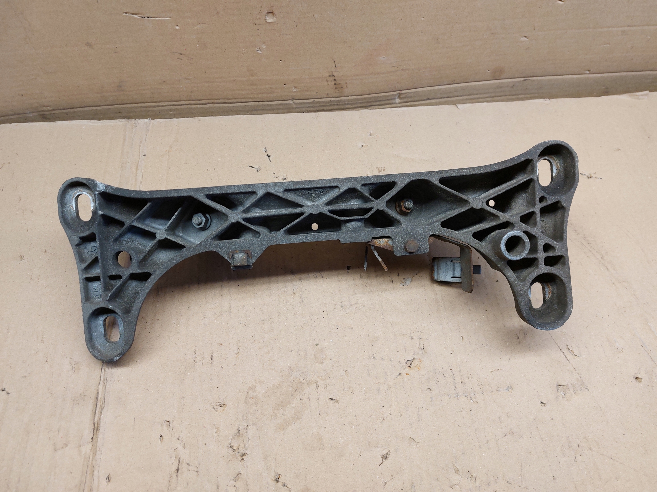 BMW Z4 E85 07r 6768555 Stütze Getriebehalter getriebe