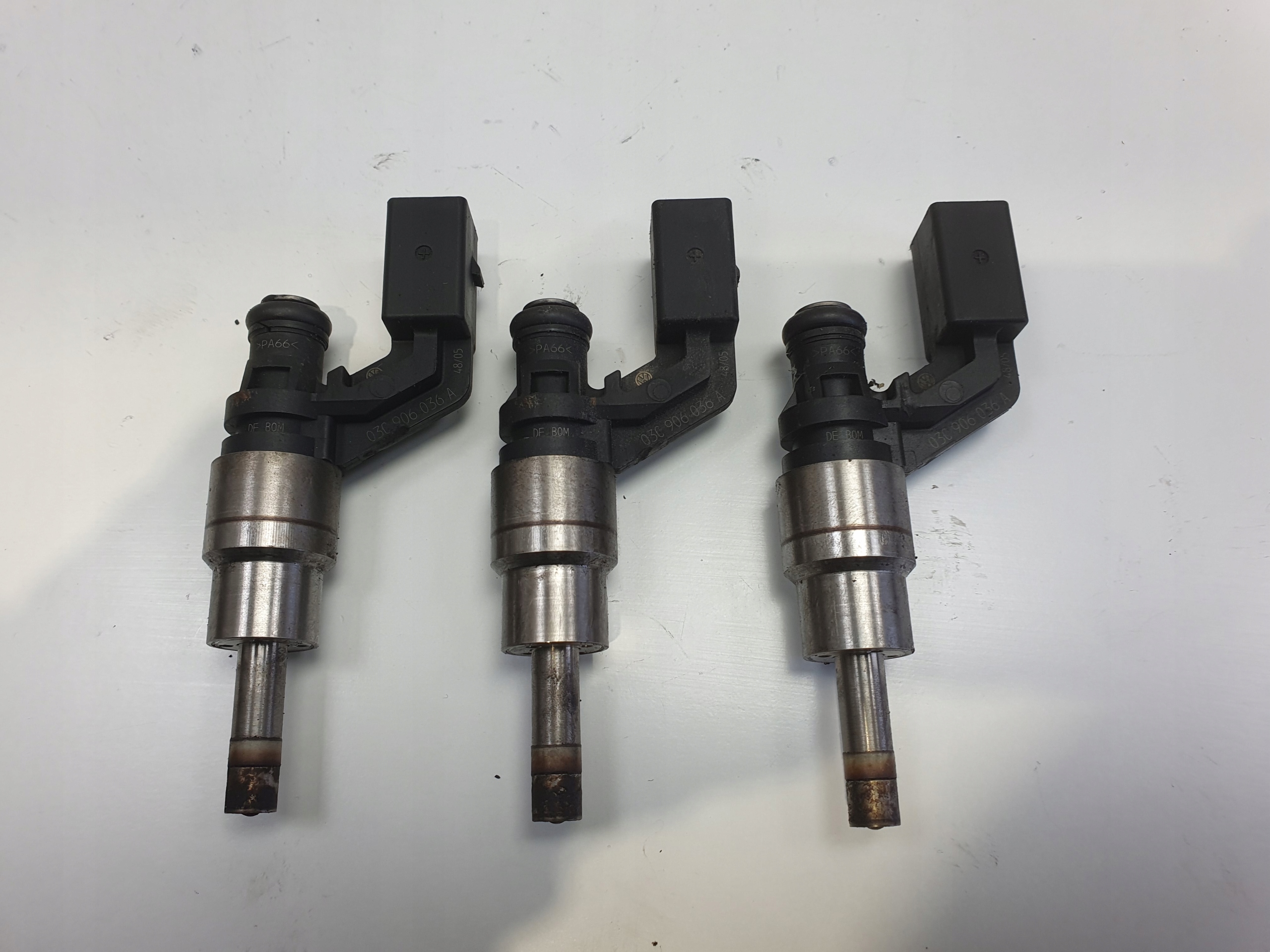 Skoda Octavia II 1.6 FSI WTRYSKIWACZ wtrysk 03C906036A 0261500016