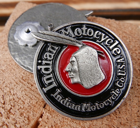 Indian Czarno Czerwony Motorcycle USA Logo Wpinka Blacha