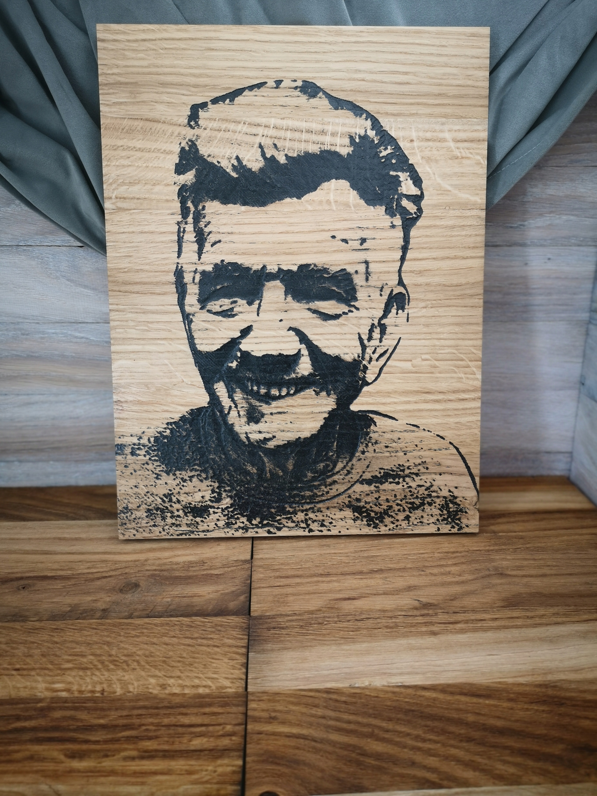 Dřevěná deska s portrétní fotografií a portrétem