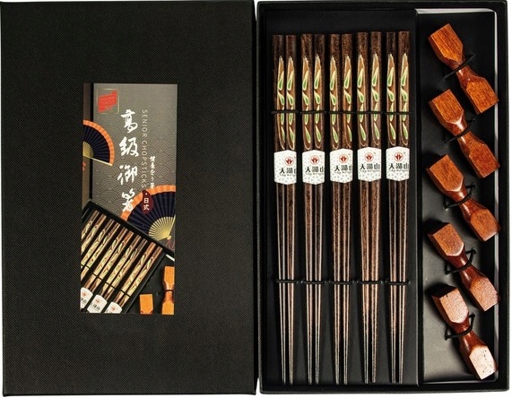 Zestaw Ciemnych Brązowych Pałeczek z Podstawką Drewnianą w Pudełku 5 Par EAN (GTIN) 6928317773650