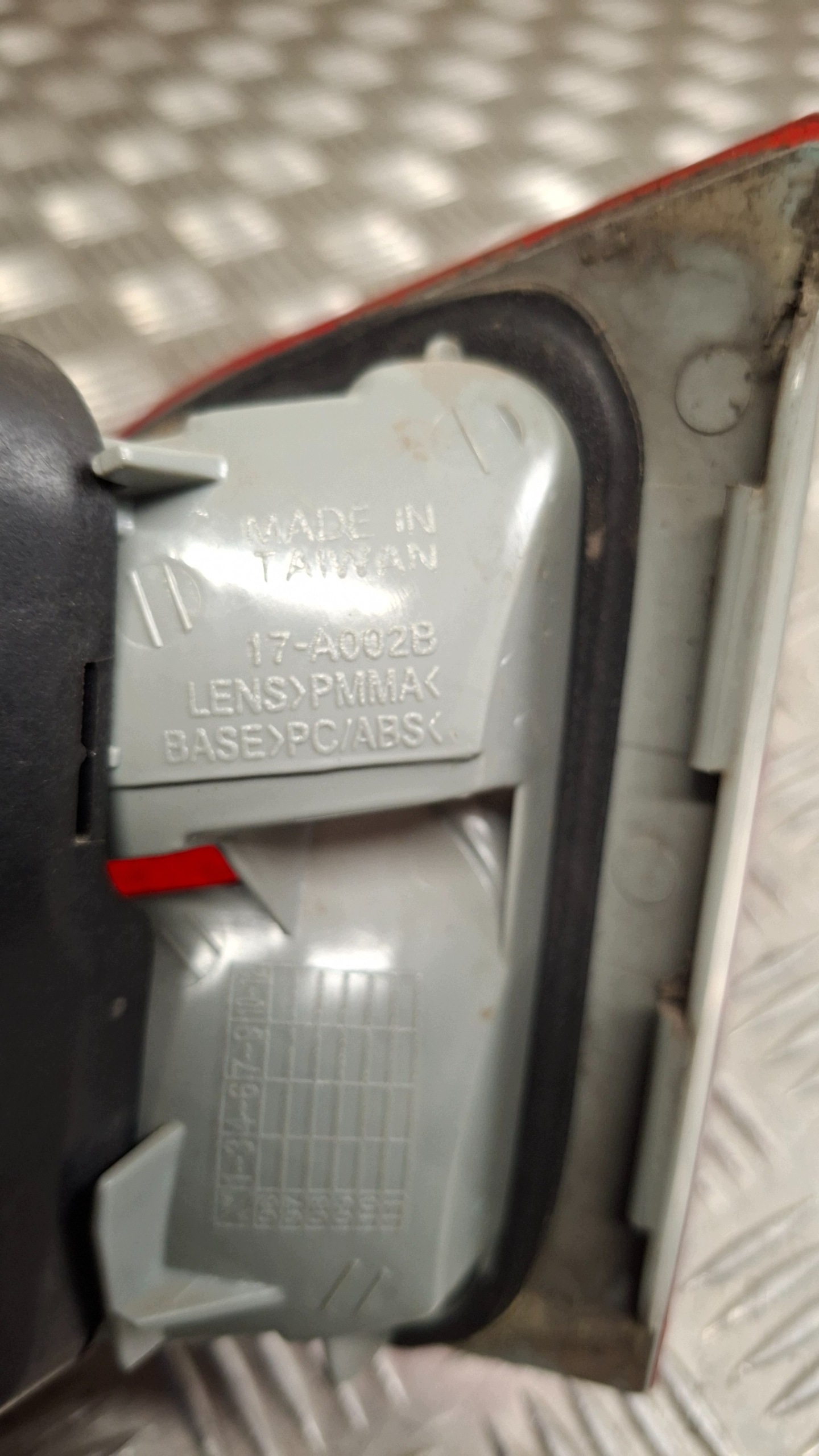 feu droite arrière du capot BMW E46 berline