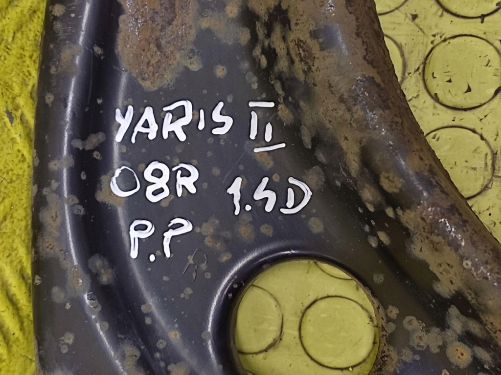 TOYOTA YARIS II 1.4 D arm right front
