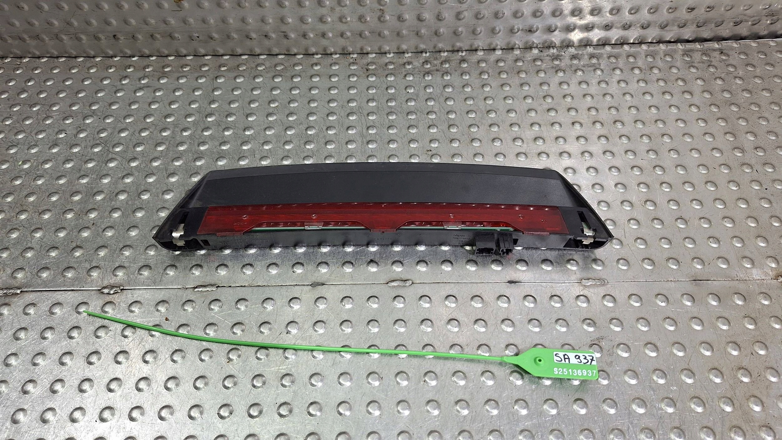 TRZECIE light STOP 4H0945097A AUDI A8 S8 D4