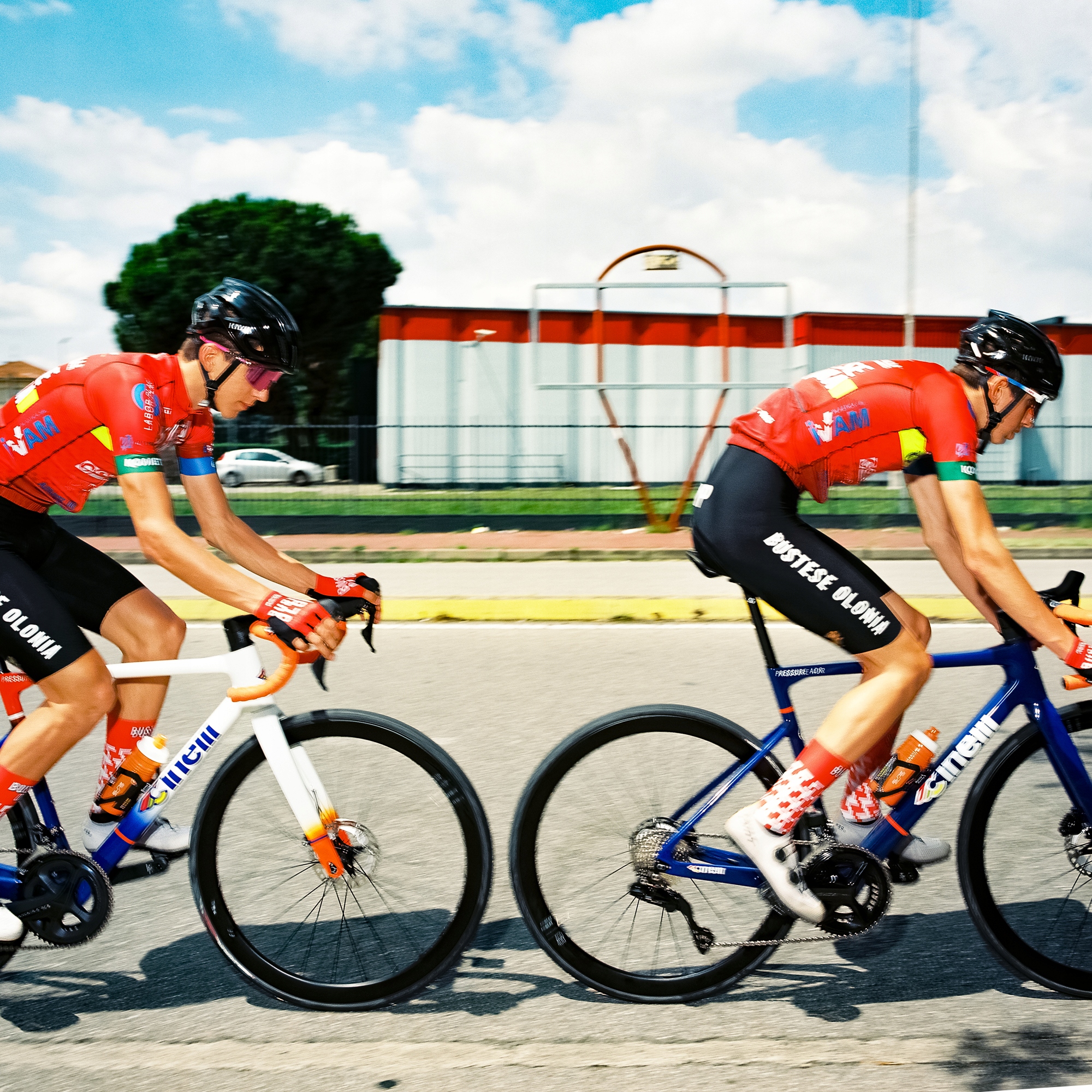 Rower CINELLI Pressure ADR 105 Di2 - L Materiał ramy karbon