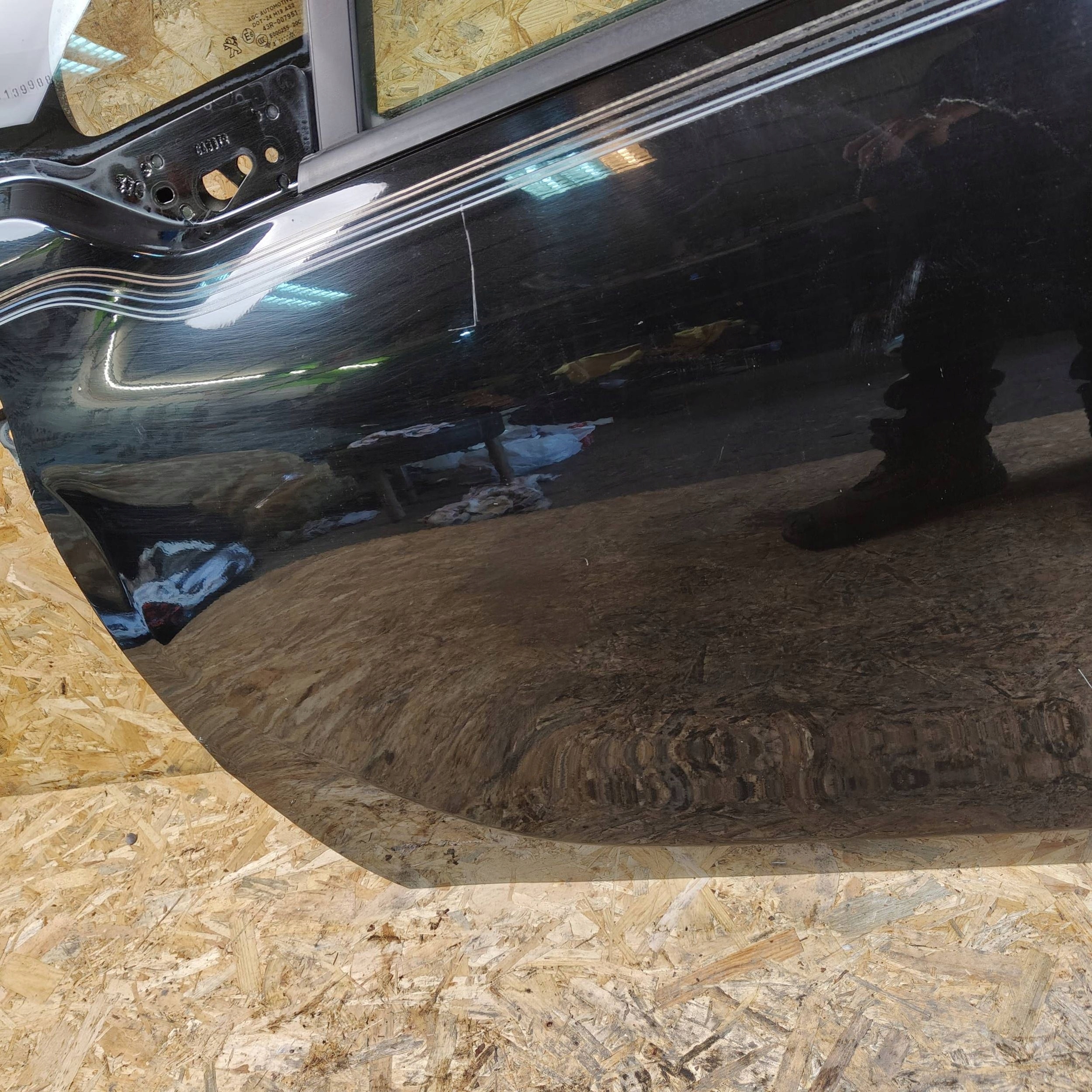 door front front side left Peugeot 208 and