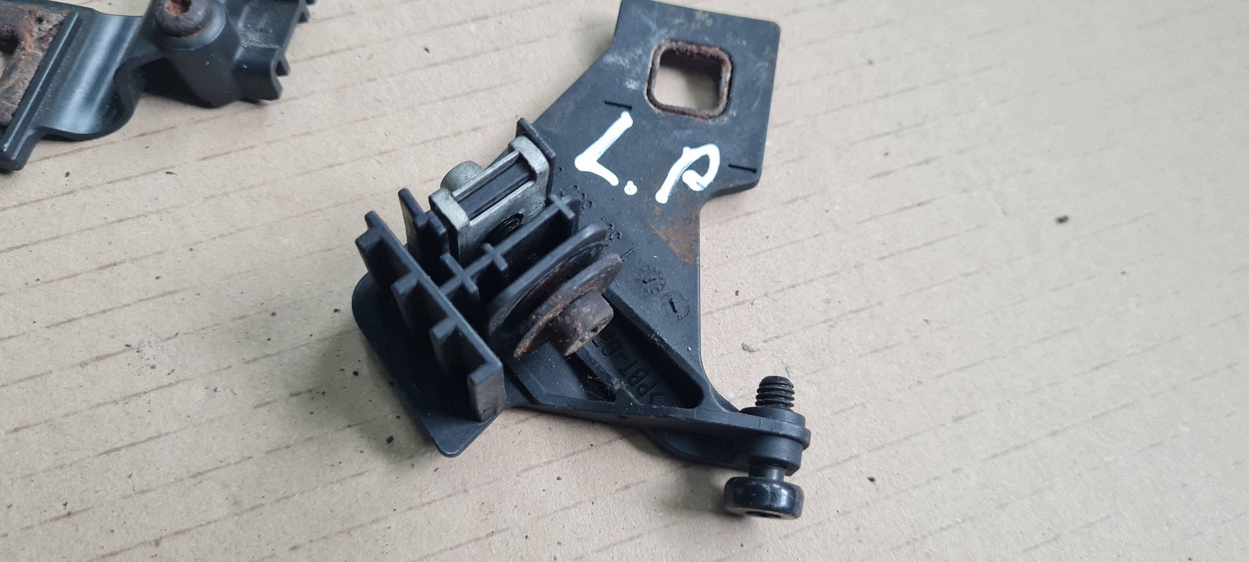 A5 8T LIFT bracket hook holder lights left front 1301330049 A4 B8 LIFT