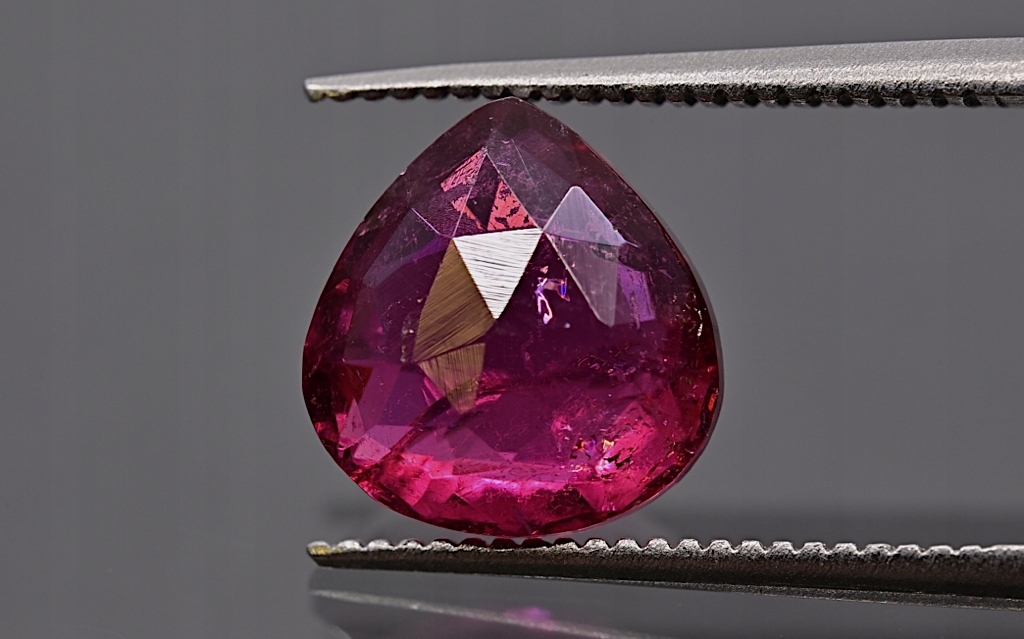 Turmalín oboustranně fasetovaný slza 9x8,5 mm