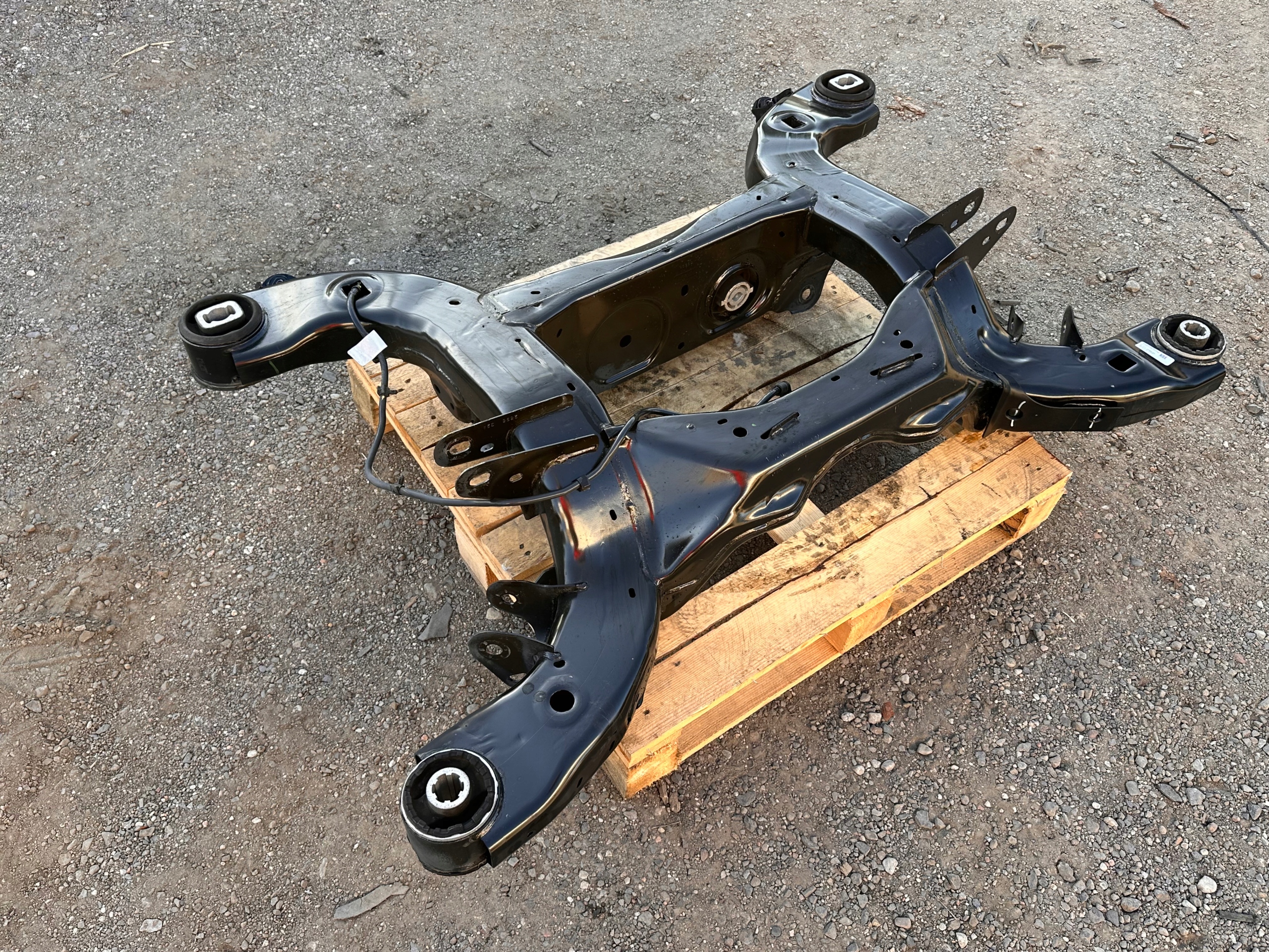 axle beam subframe sider rear part rear. Ford Explorer 2.3 2020+
