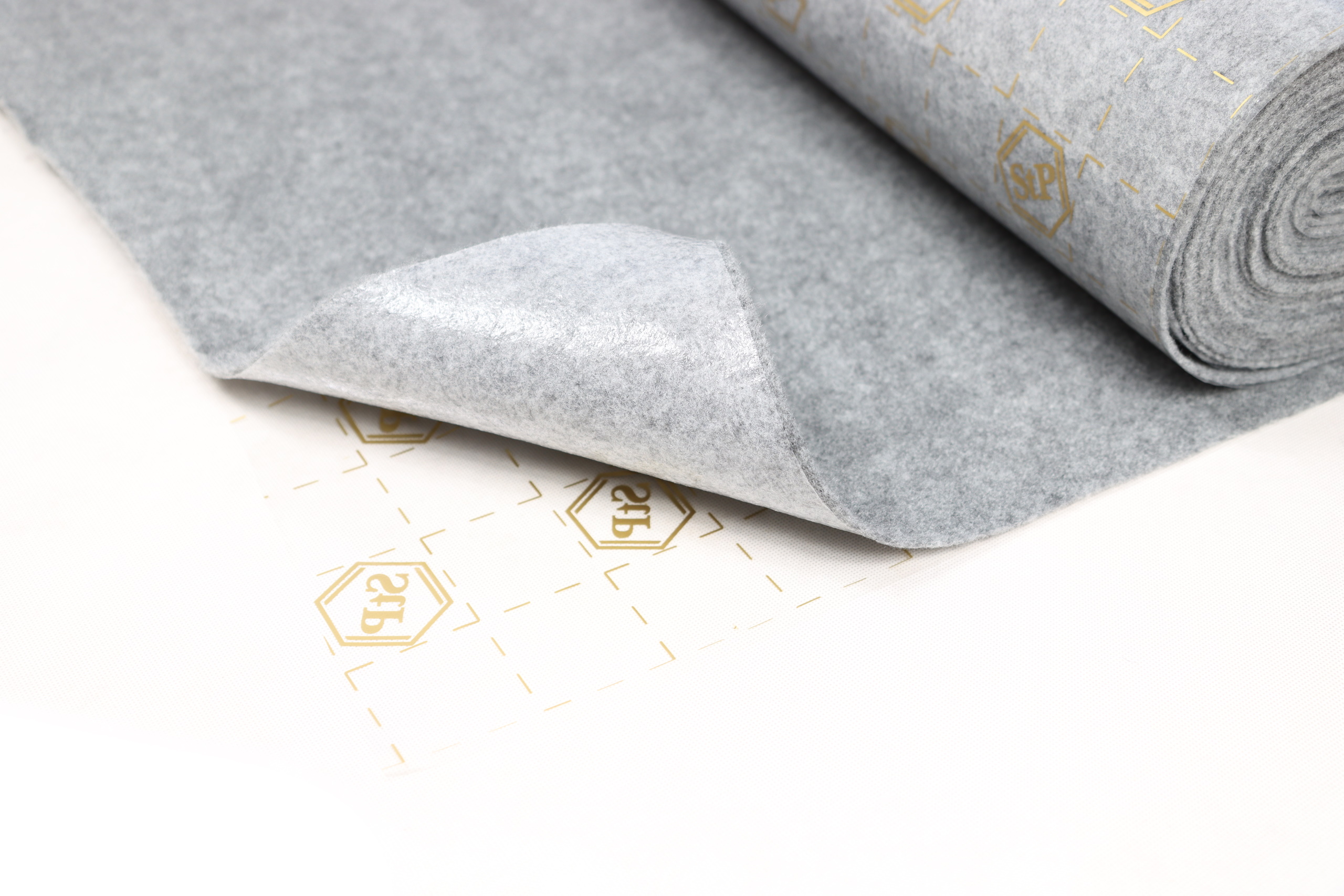 WYKŁADZINA DYWAN JASNOSZARY SAMOPRZYLEPNY Z ROLKI materiał obiciowy boczki Numer katalogowy części 5903772539202