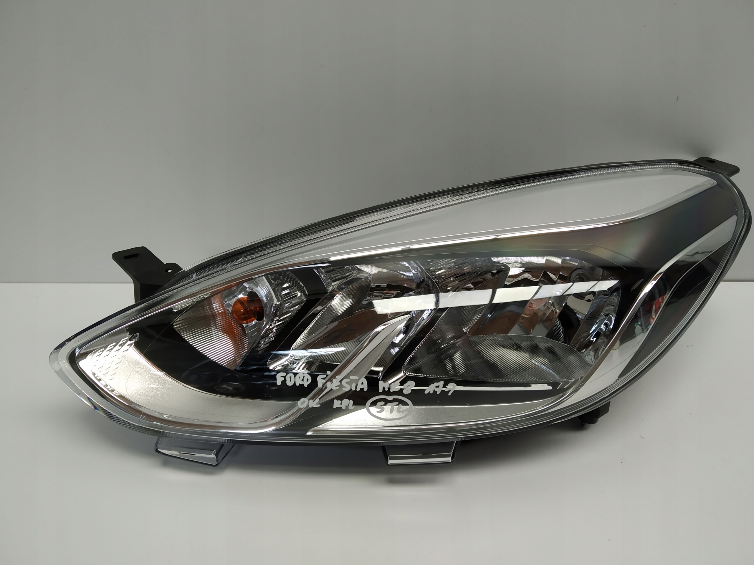 17+ Ford Fiesta VIII Mk8 reflektor light front left OM H1BB-13W030-AE