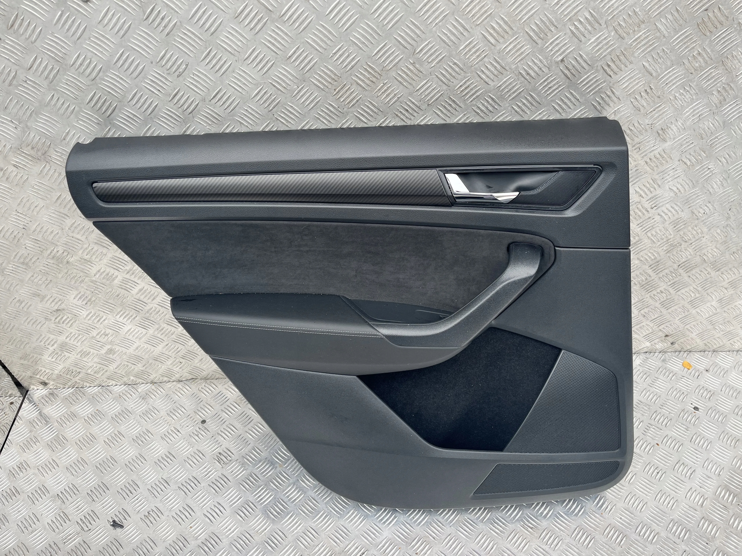 BOCZEK DRZWI TYŁ LEWY SKODA KODIAQ 16-