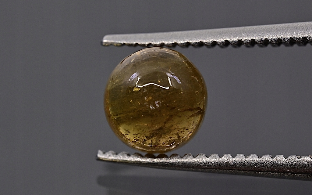 Turmalín kulatý kabošon fi 5,2 mm