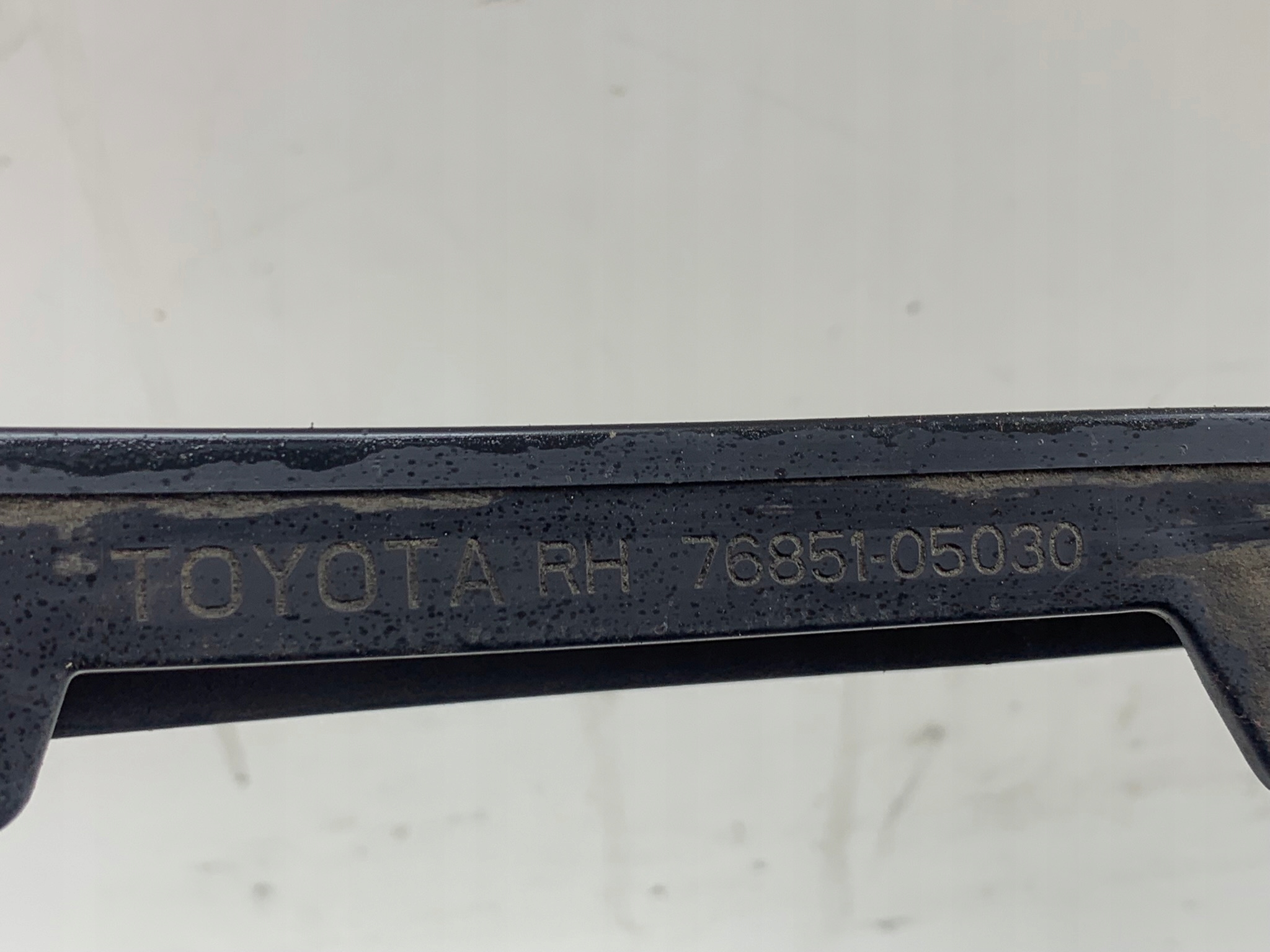 AVENSIS T27 LISTWA HOKEJ ZDERZAKA PRAWY PRZOD Installation side Front
