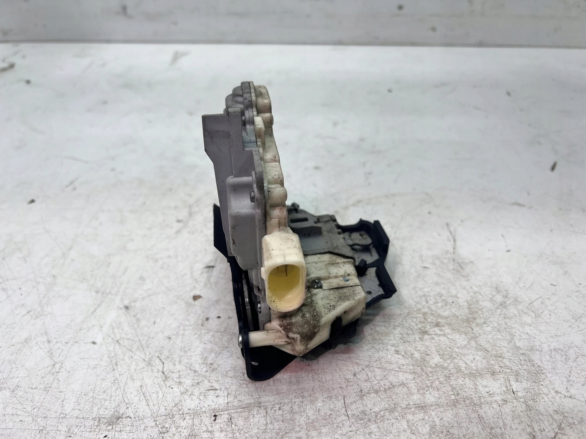 lock door left front AUDI A6 C6 4F2837015 7 PIN
