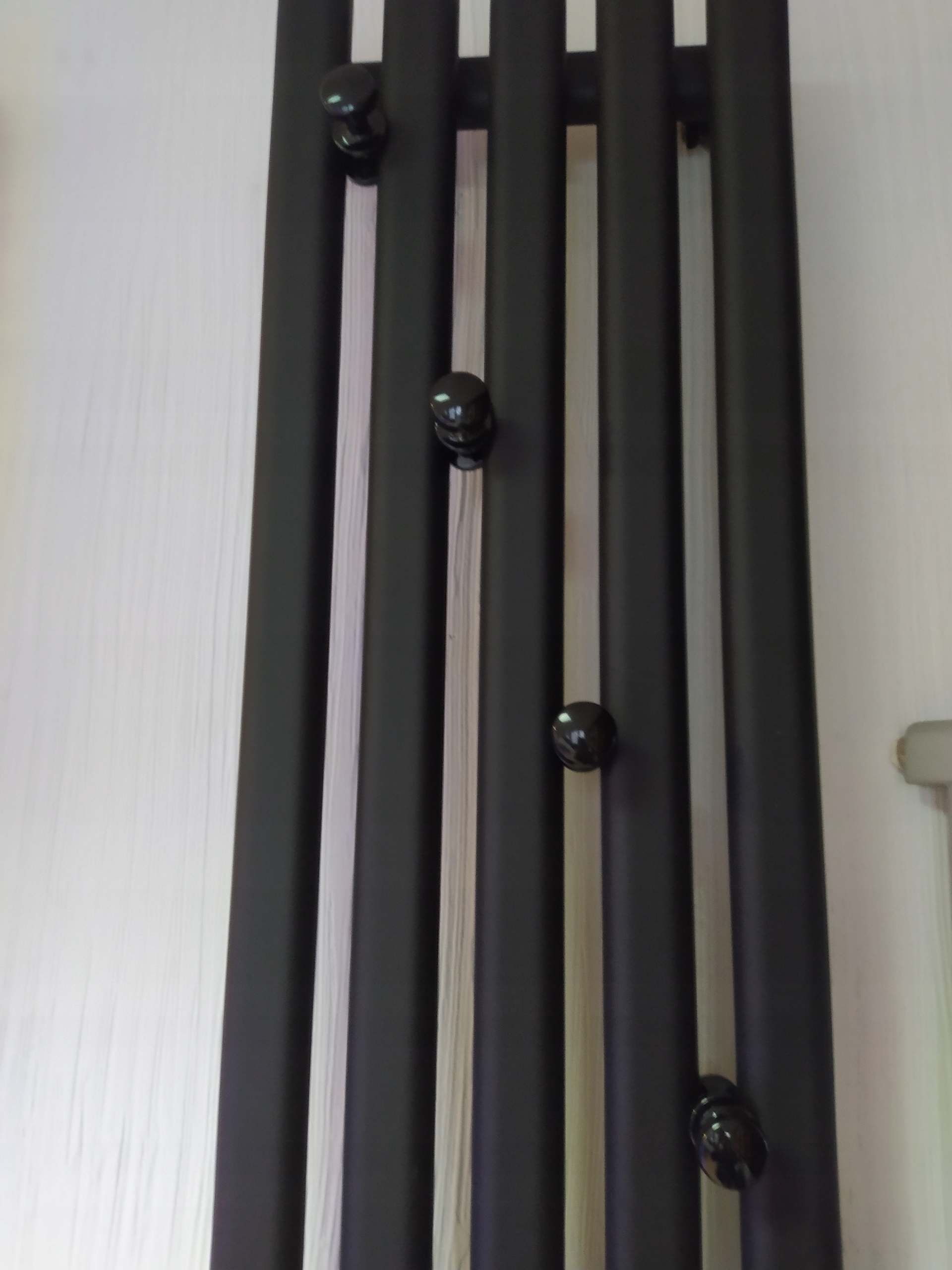 WIESZAK na grzejnik bezinwazyjny CZARNY BIAŁY Marka Regnis