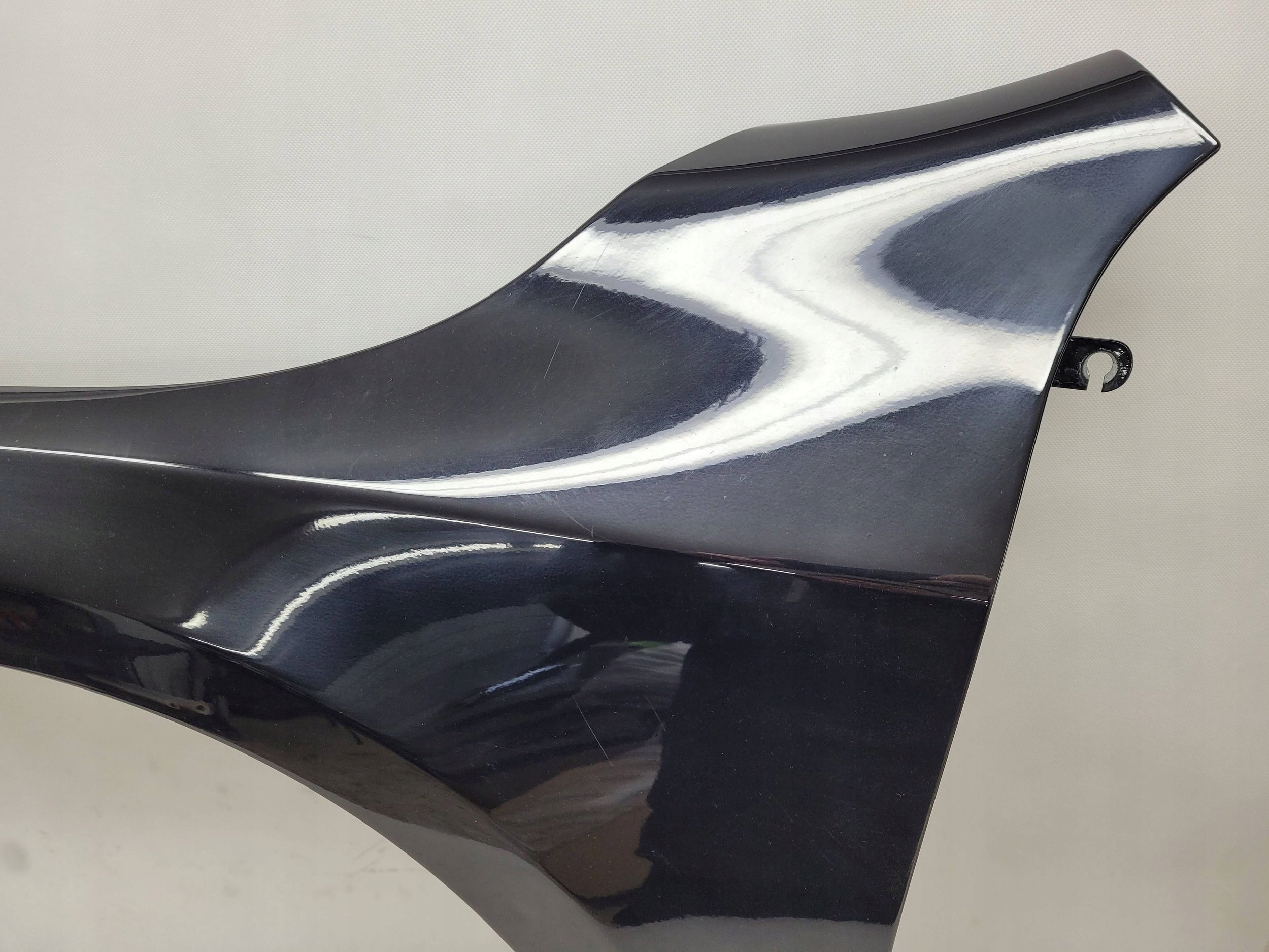 VOLVO S60 II LIFT BŁOTNIK PRZÓD PRZEDNI LEWY FV 019-46 CZARNY W KOLOR Producent części Volvo OE