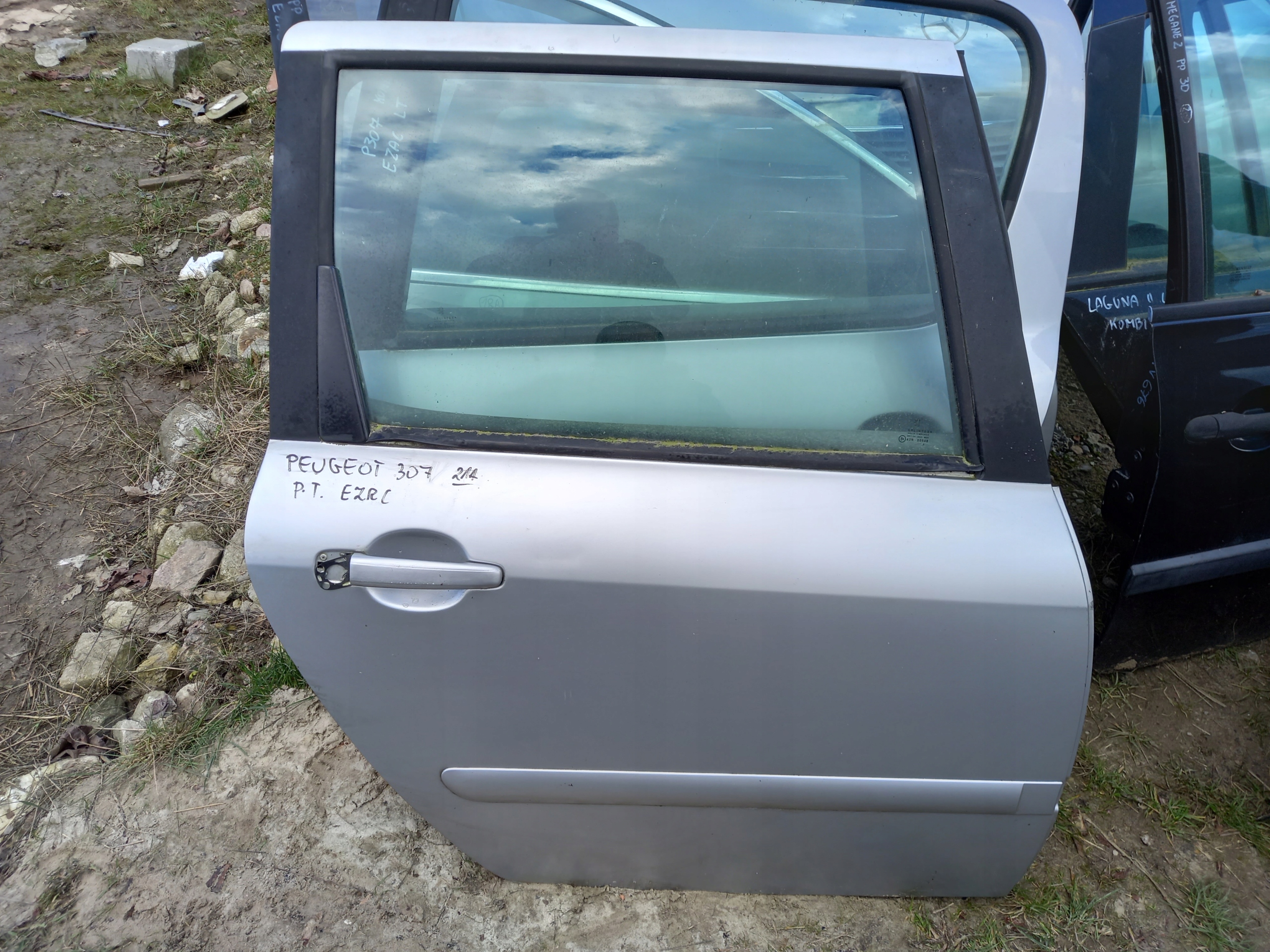 PEUGEOT 307 DRZWI PRAWY TYŁ PRAWE TYLNE EZRC Strona zabudowy tył - prawa