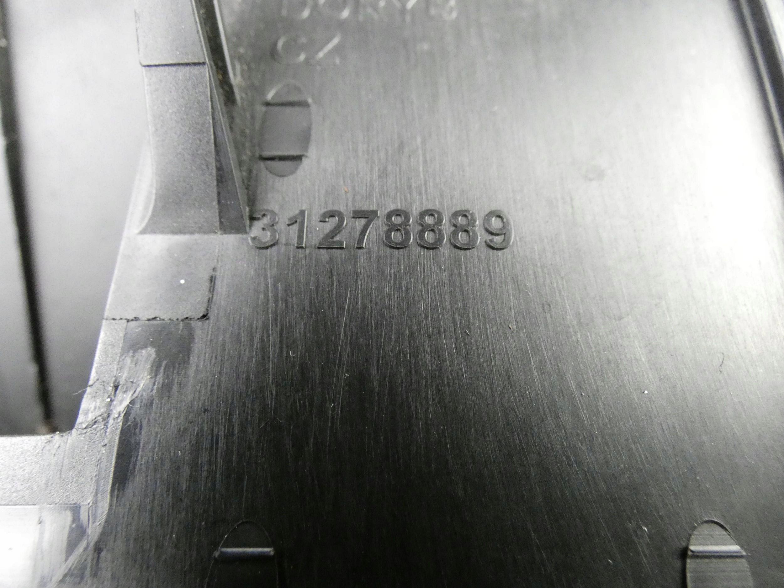 VOLVO V60 S60 II OSŁONA OBUDOWA ZAMKA KLAPY Producent części Volvo OE