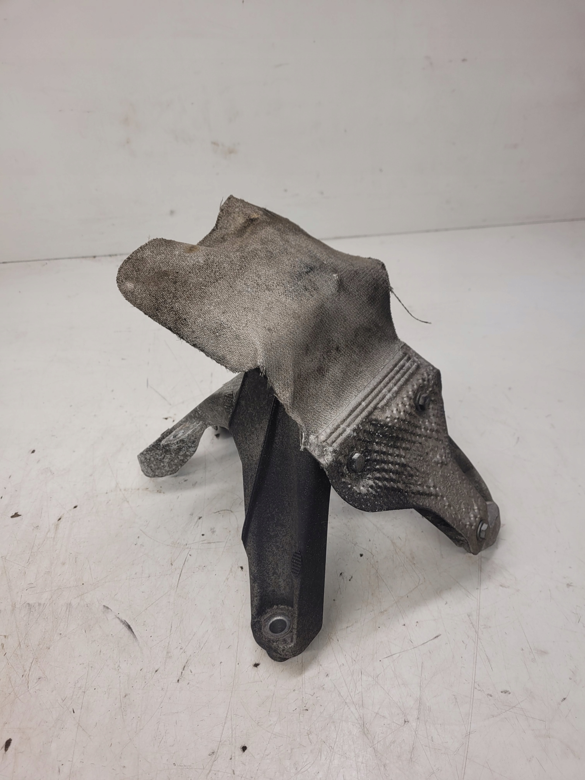 ŁAPA SILNIKA PRAWA AUDI A4 A5 3.0 TDI 8K0199308CA