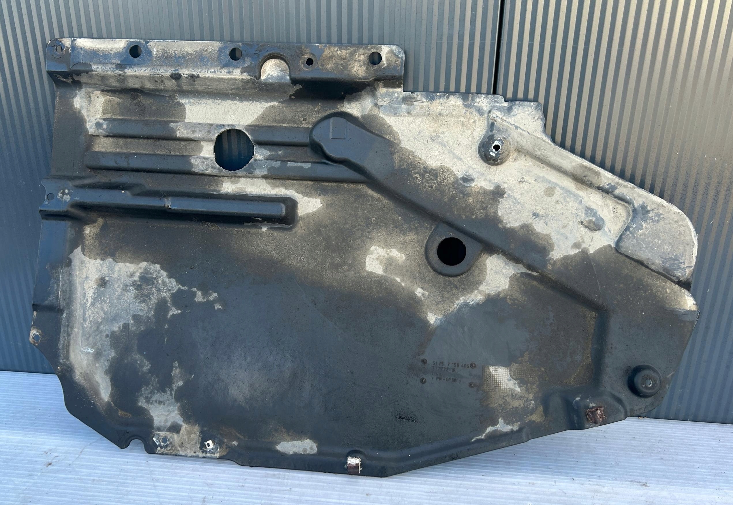 cover chassis right BMW X5 E70 7158406