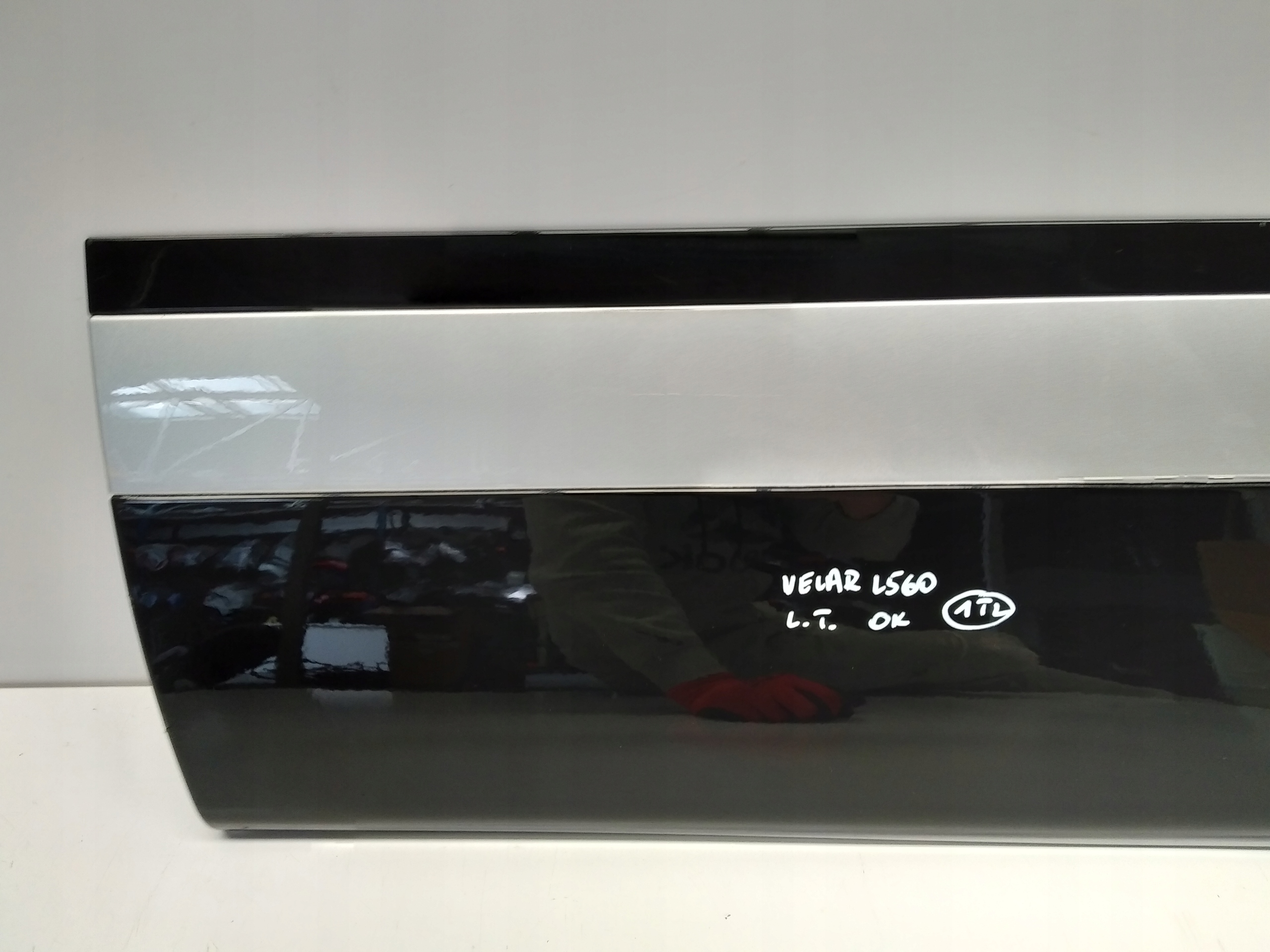 L560 Range Velar lista fedél ajtó far bal OM J8A2274A49BBW