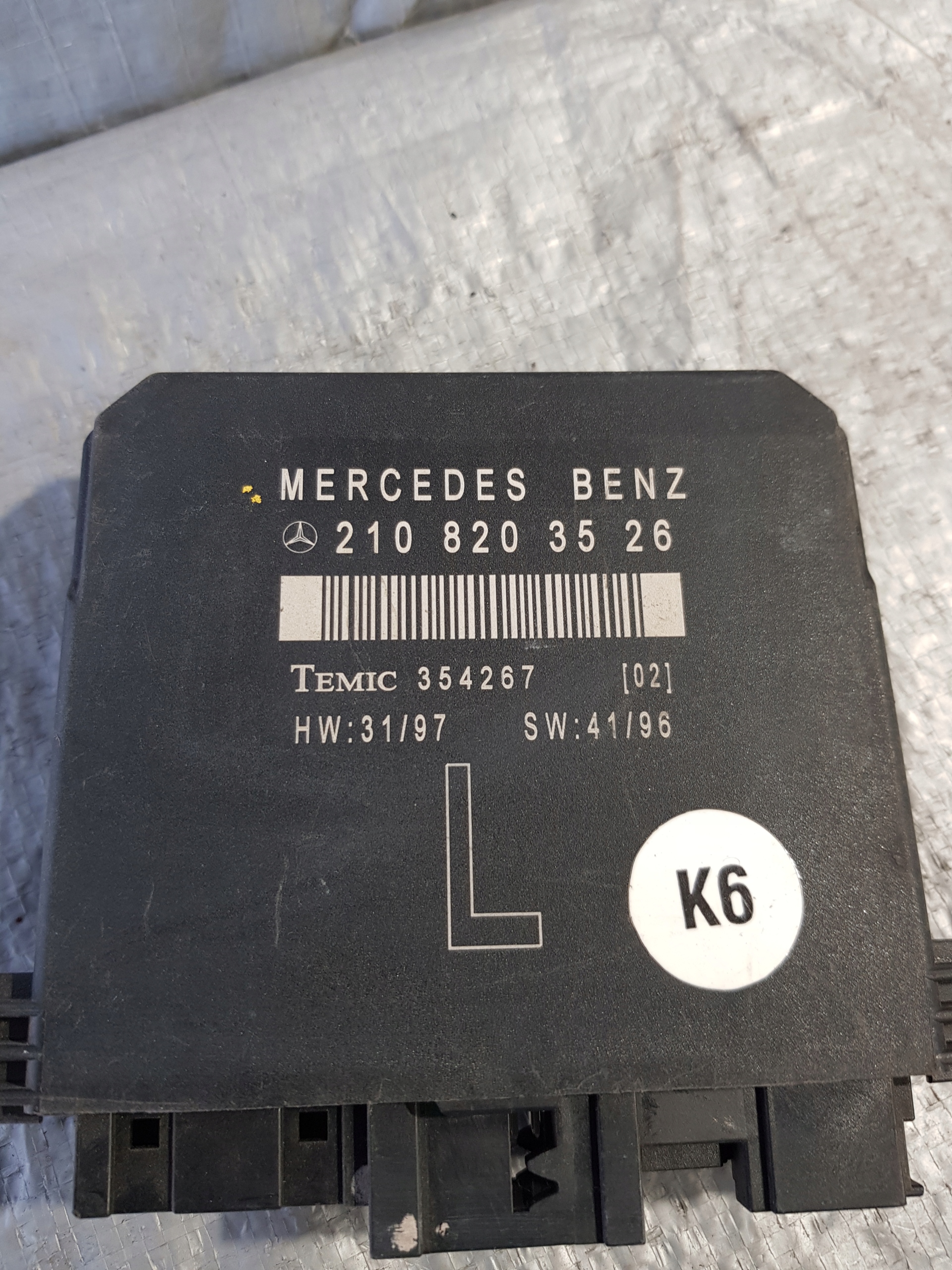 MERCEDES C KLASA W211 module control unit door left front 2108203526