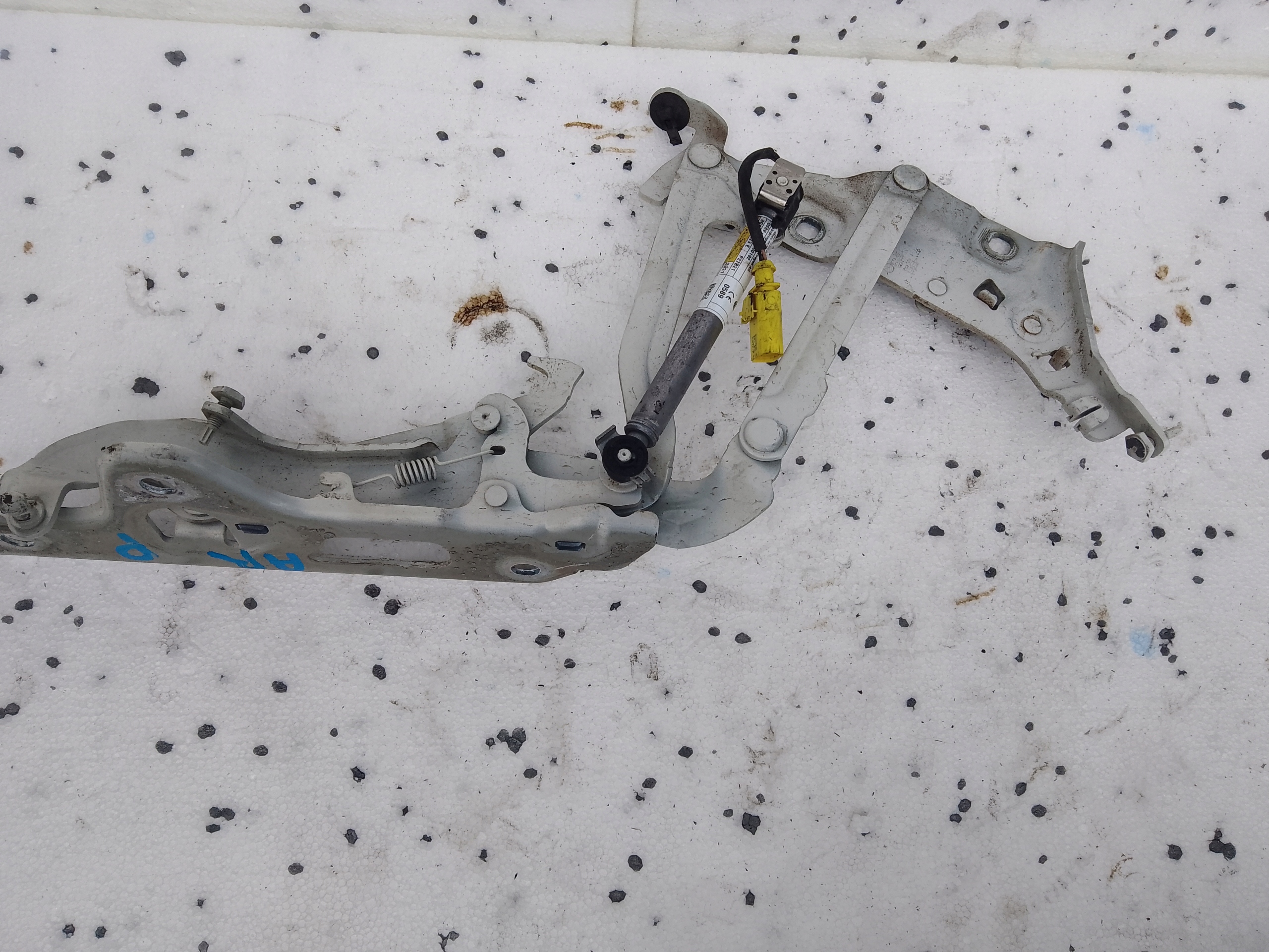 hinge bonnets right z nabojem VW ARTEON