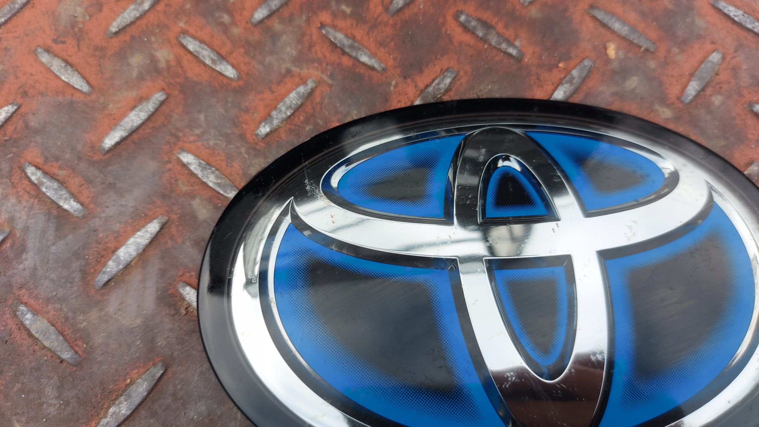 ZNACZEK EMBLEMAT LOGO PRZÓD PRZEDNI TOYOTA CAMRY MIRAI CHR C-HR 16- Jakość części (zgodnie z GVO) O - oryginał z logo producenta pojazdu (OE)