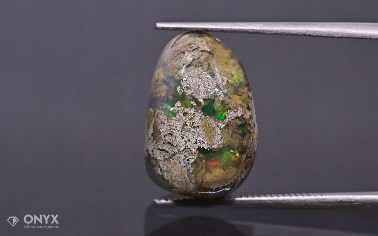 Opál z Etiopie v mateřské skále kabošon niere