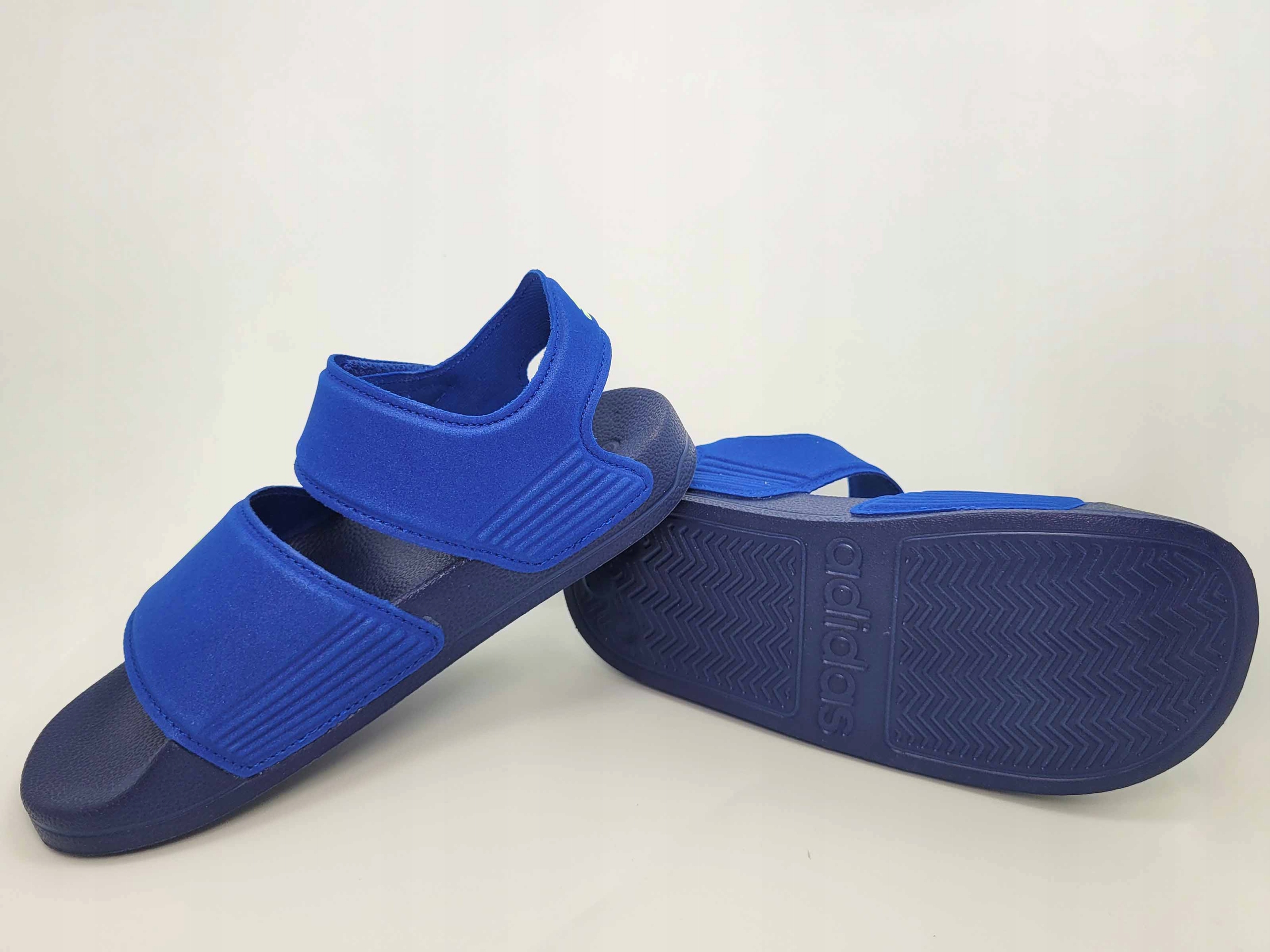 ADIDAS ADILETTE SANDAL ID2626 LEKKIE SANDAŁY SANDAŁKI DZIECIĘCE NA RZEPY Kolor niebieski