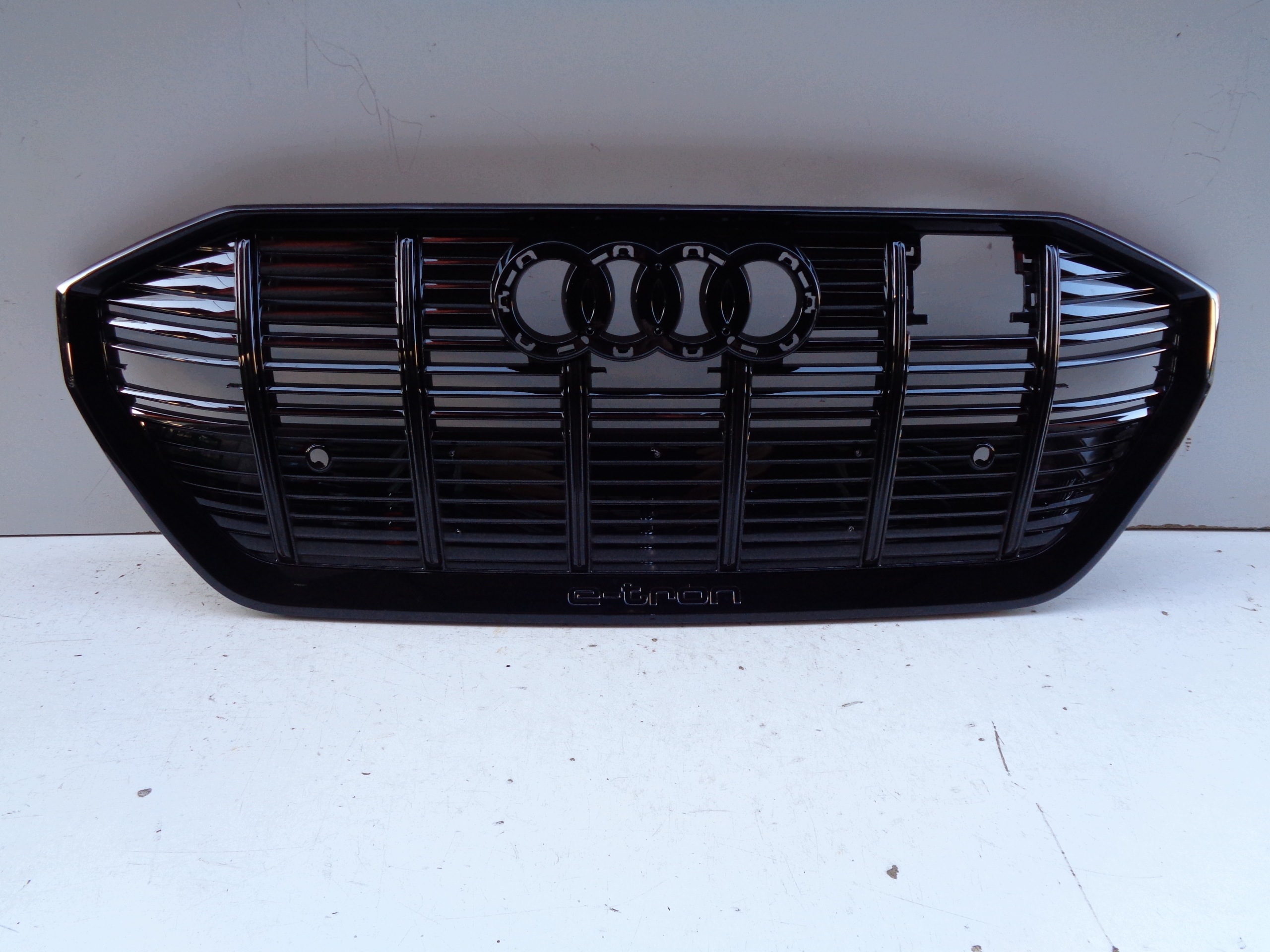 grille AUDI E-TRON 4KE noir NR 54021