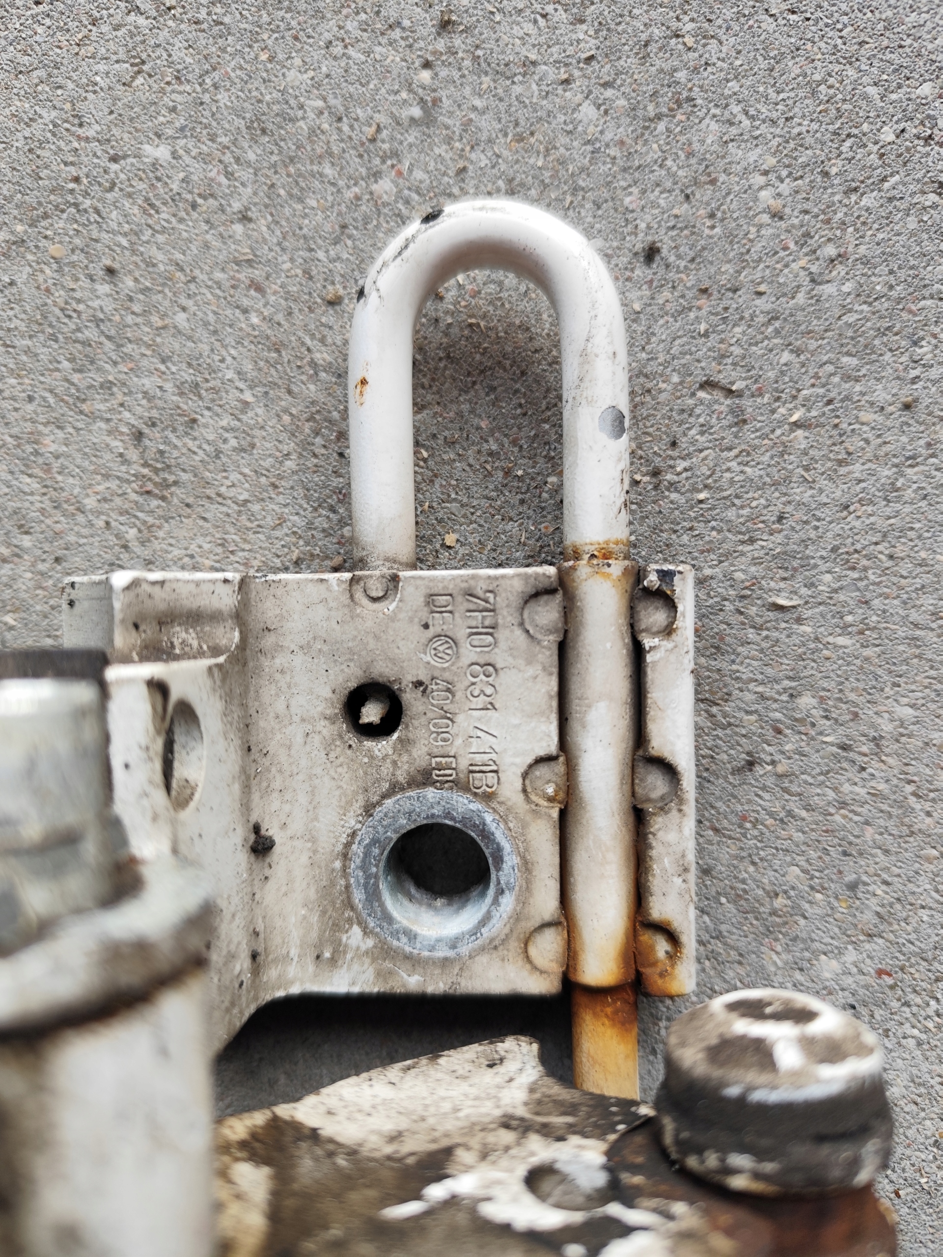 VW T5 hinge door left lower front driver´s bialy 7H0831411B