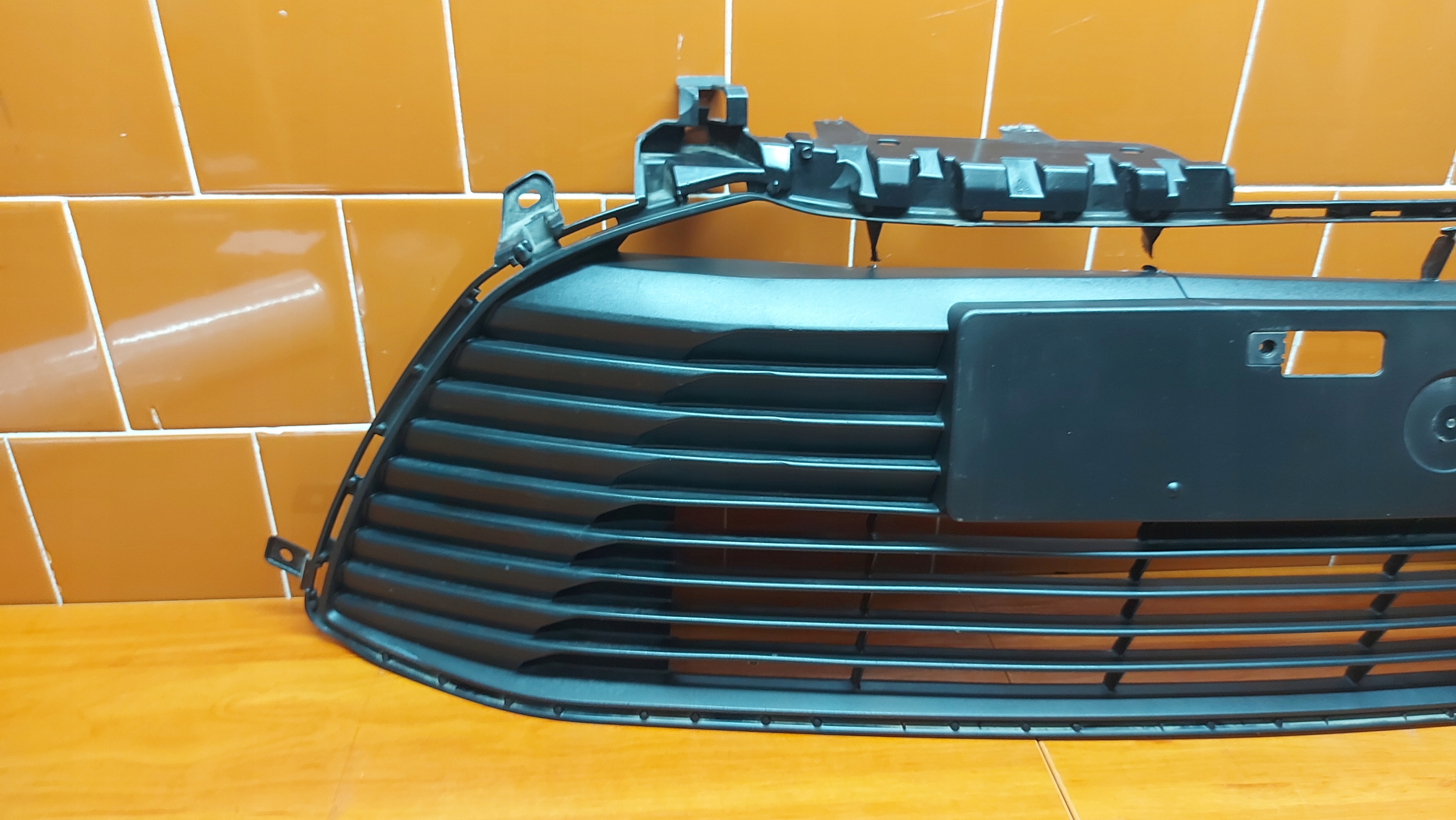 grid of a bumper central front front TOYOTA COROLLA E21 sedan 19