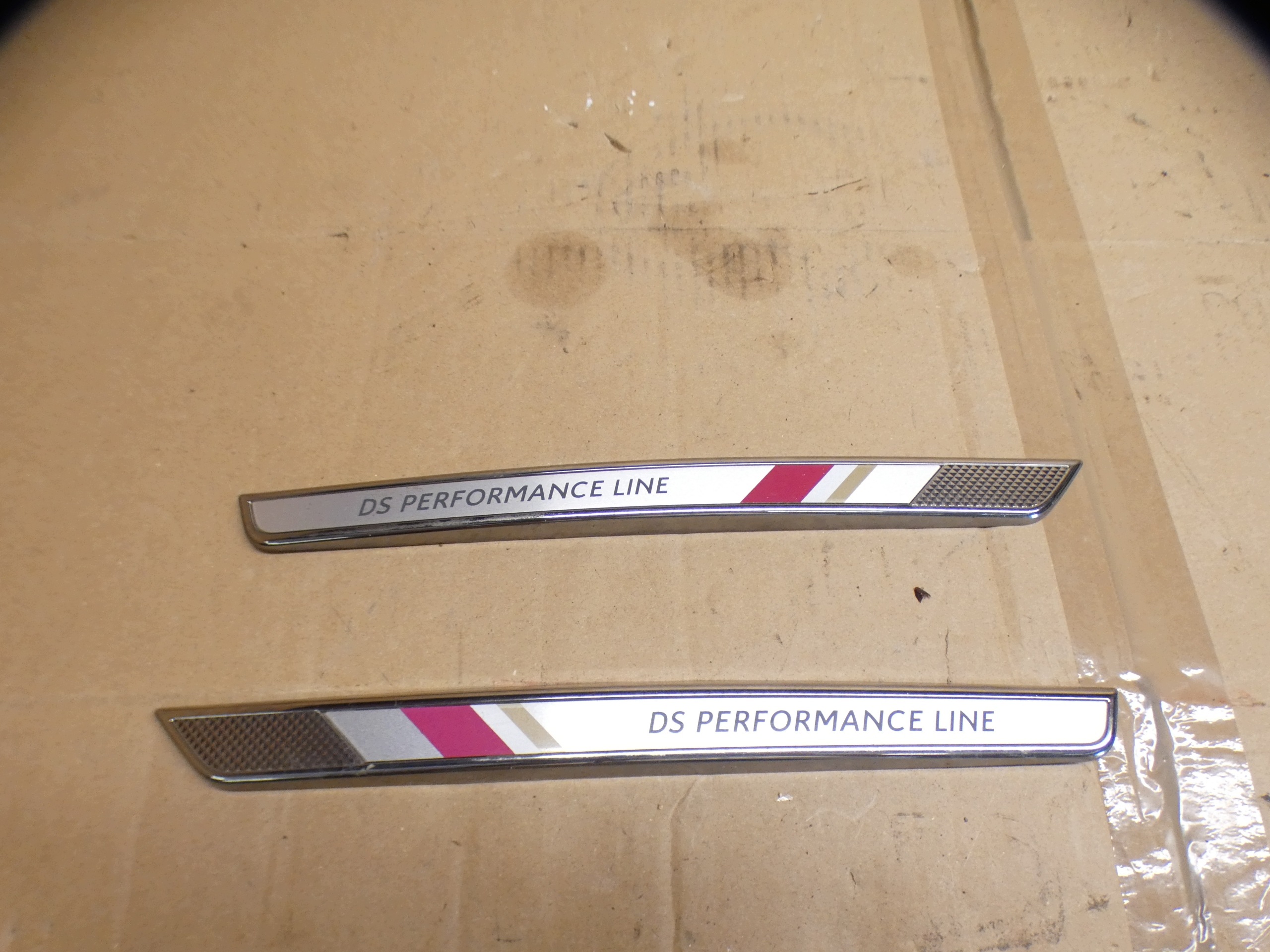 CITROEN DS7 lajsna EMBLEMAT PERFORMANCE LINE desna lijeva