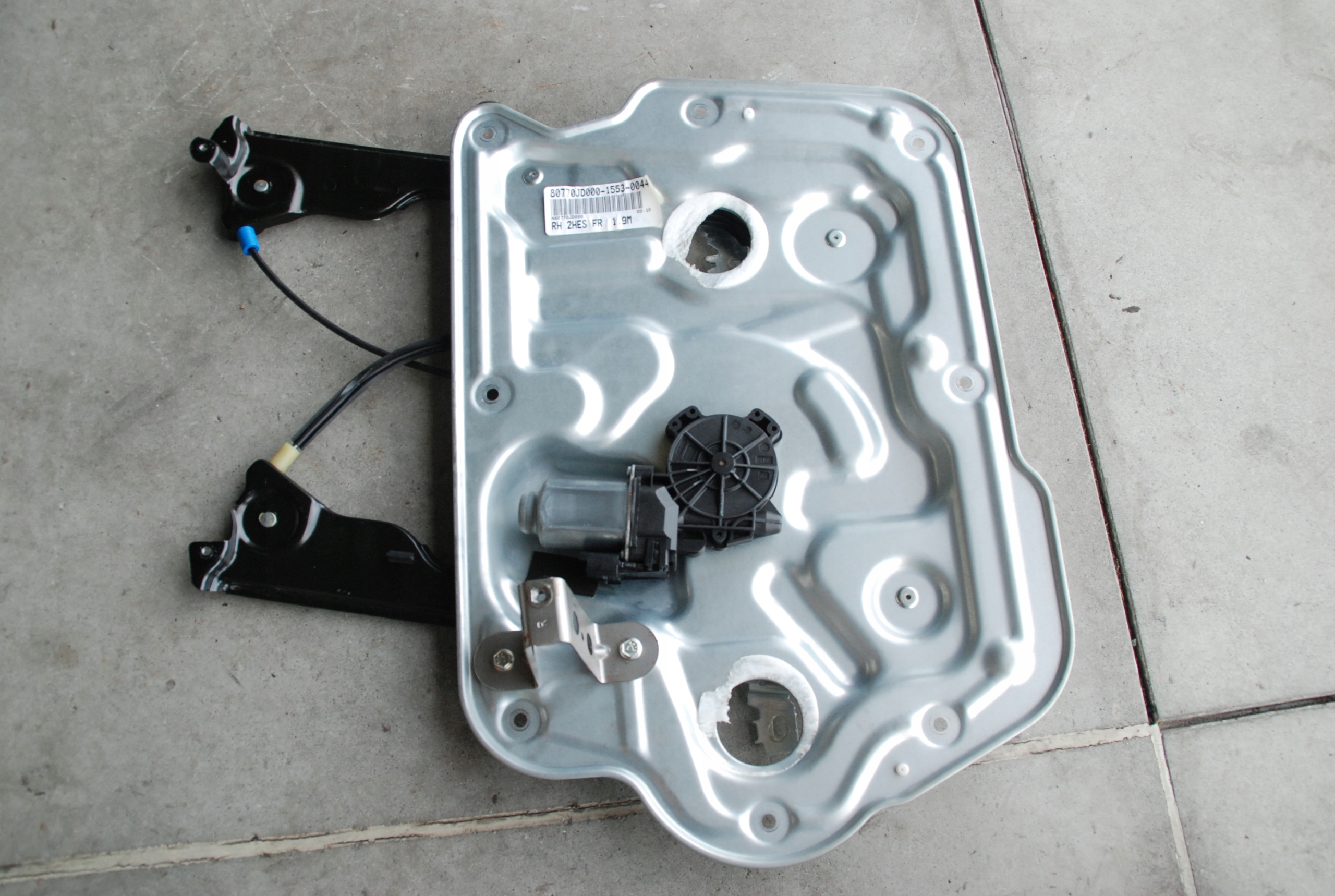 NISSAN QASHQAI I J10 MECHANIZM PODNOŚNIK SZYBY PRAWY PRZÓD SILNICZEK