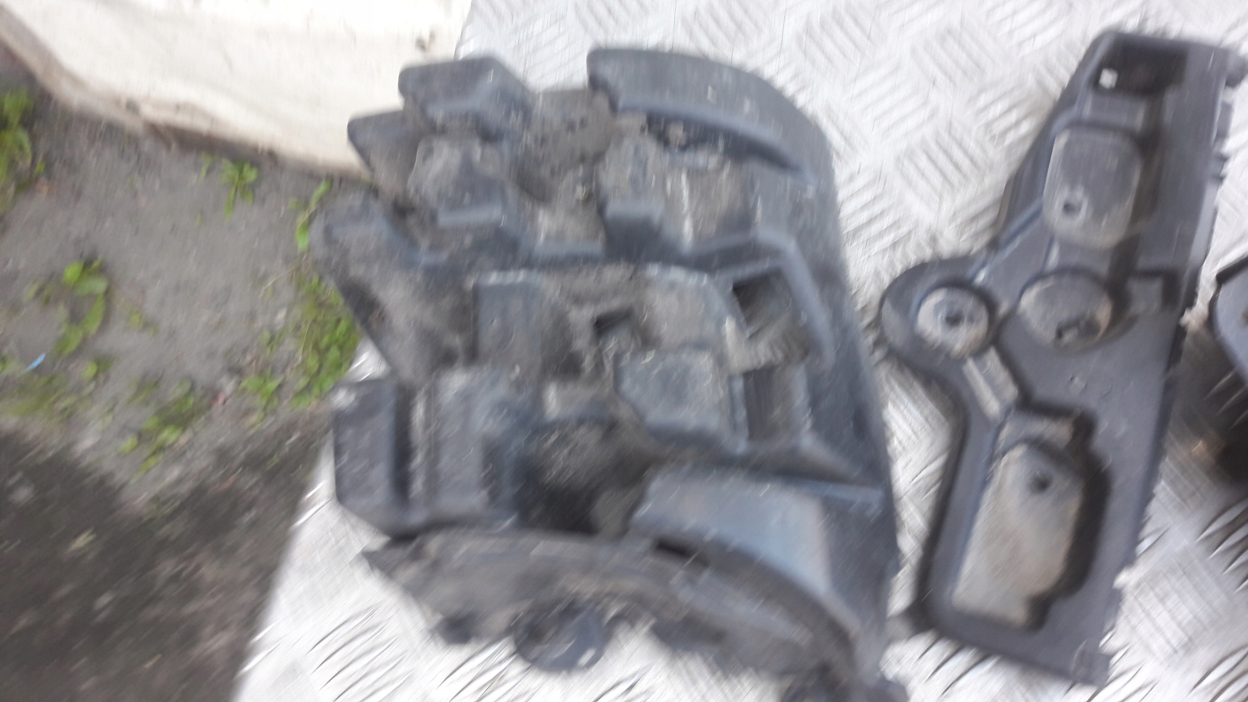 PEUGEOT 207 bumper bracket left right the centre rear part