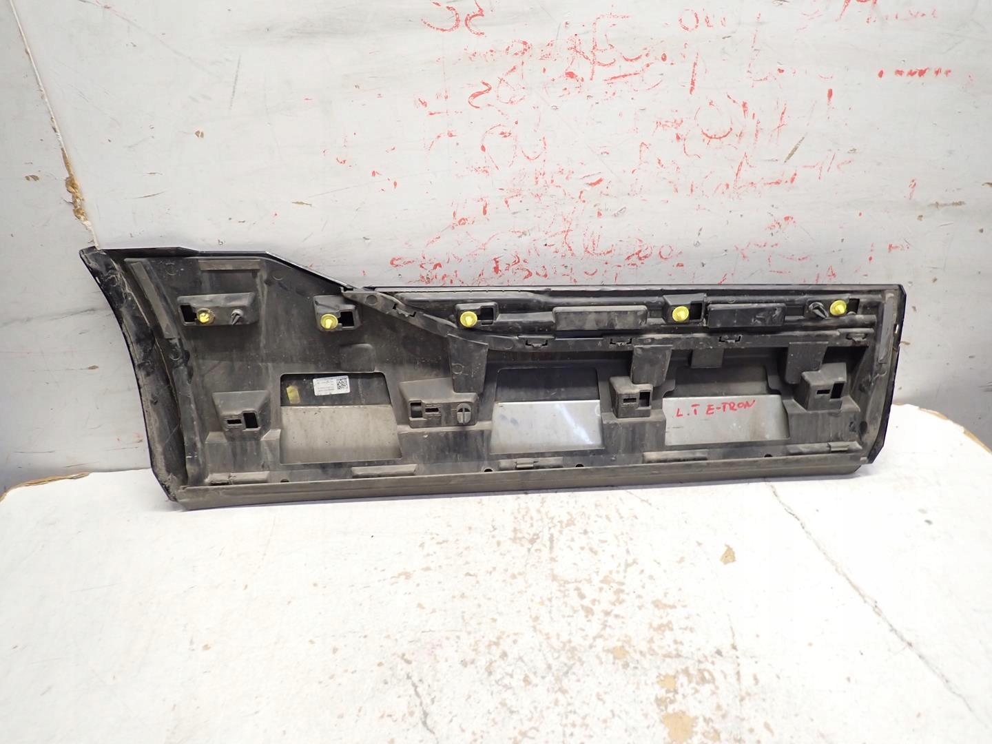 moulding door left rear part AUDI E-TRON 4KE853969 2018