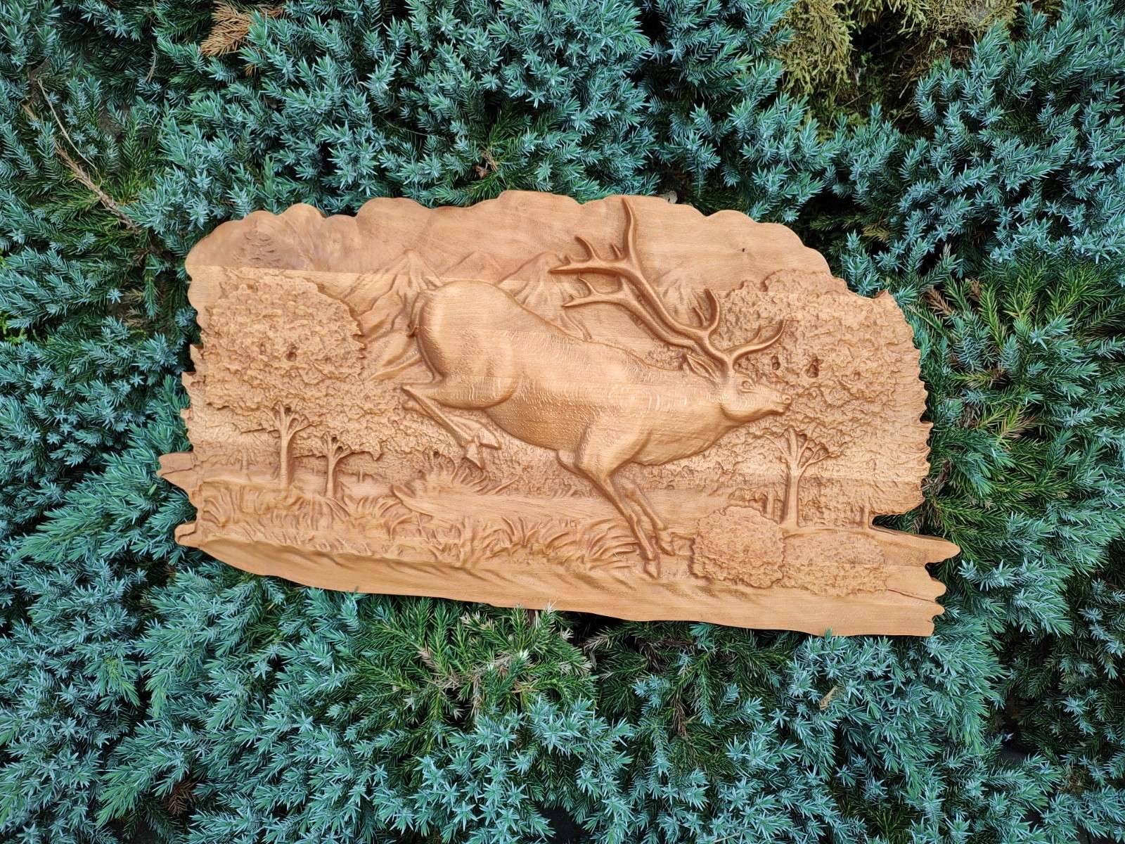 Obraz reliéf dřevěný dárek lovecký běžící Jelen na louce 40 cm