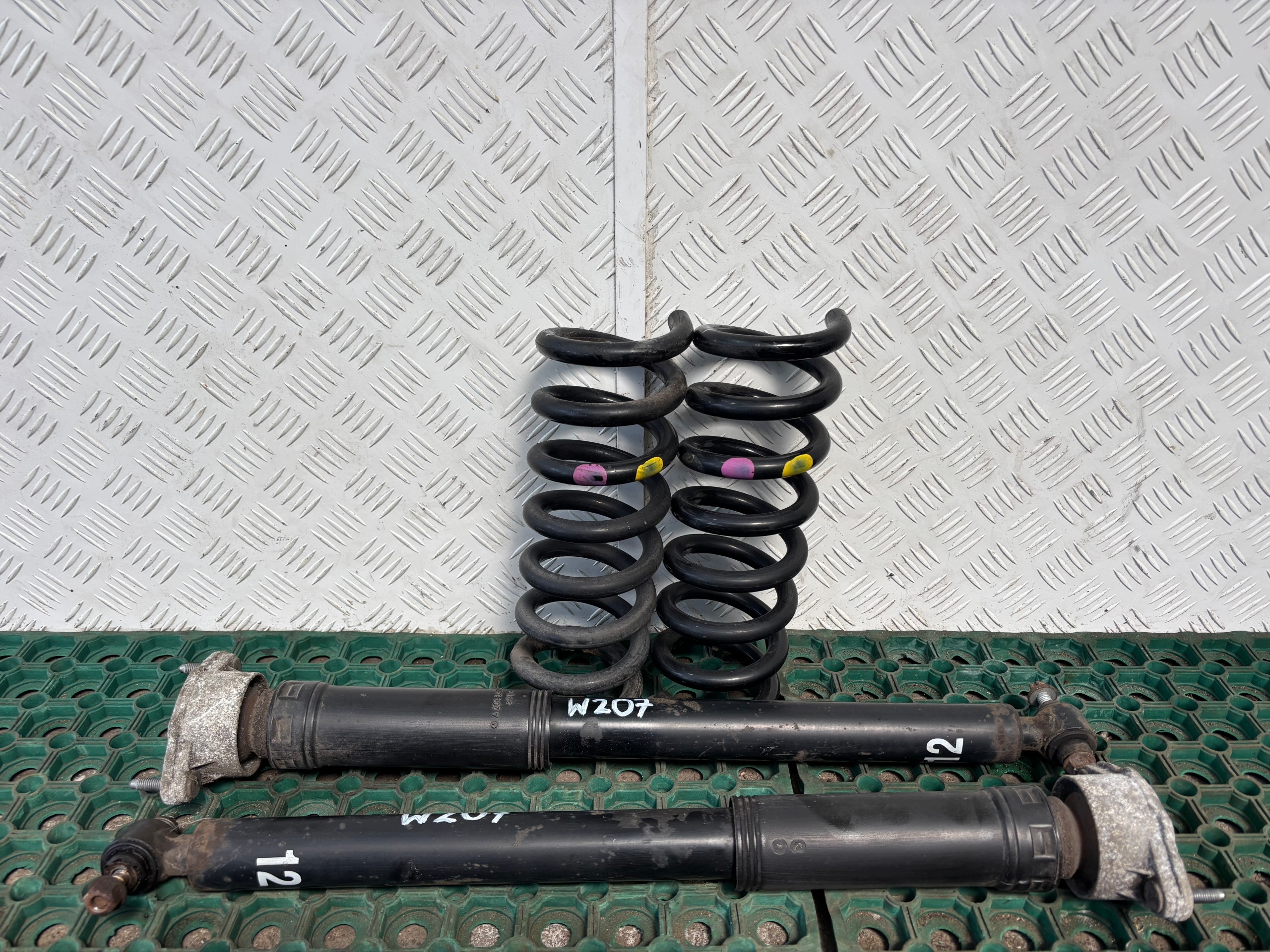 MERCEDES E-KLASA W207 09-16 shock absorbers rear. right left + springs running board
