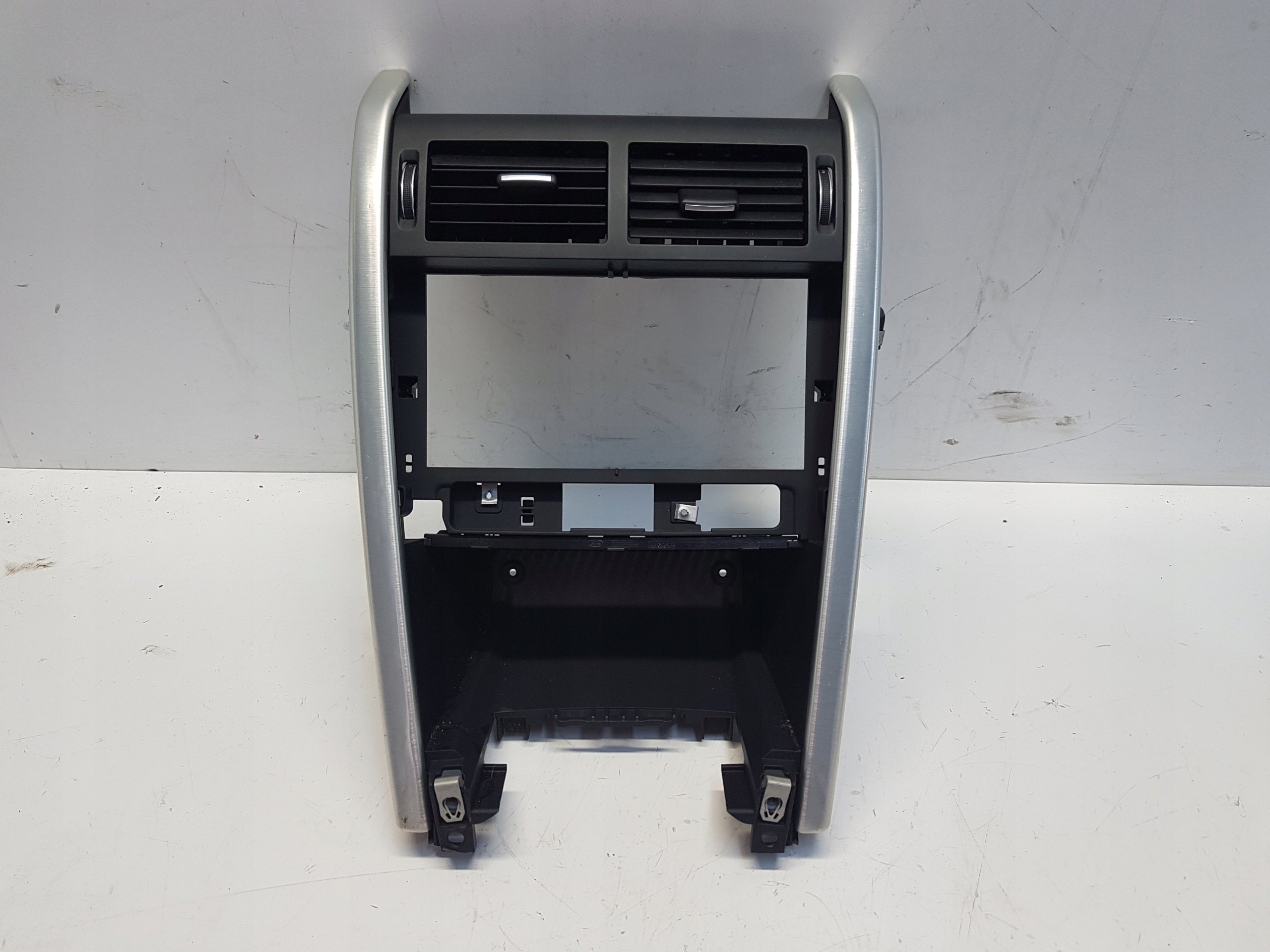 FK72 04634 - DISCOVERY SPORT L550 центральная вентиляционная решетка