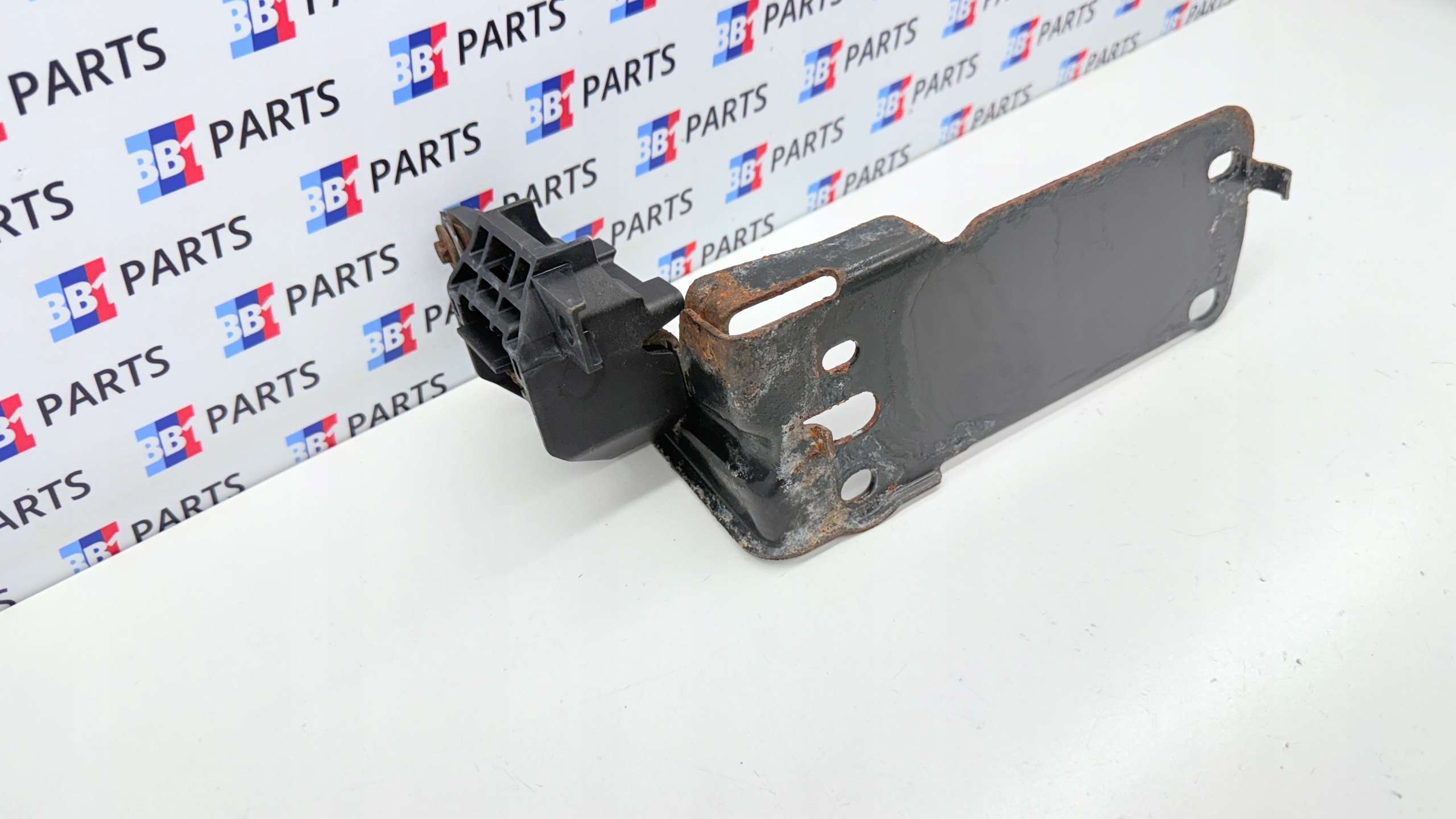 BMW E90 E91 E92 E87 Halter Halter des Kühlers rechts 7591647