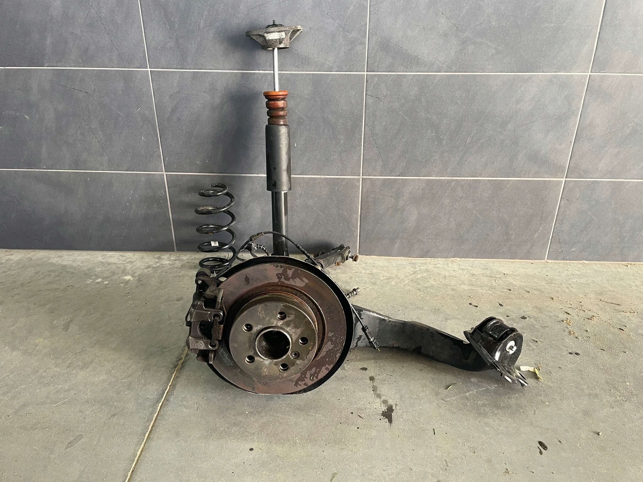 BMW F48 X1 ЦАПФА РИЧАГ АМОРТИЗАТОР ПРАВЫЙ ЗАД. КОМПЛЕКТ 6851580