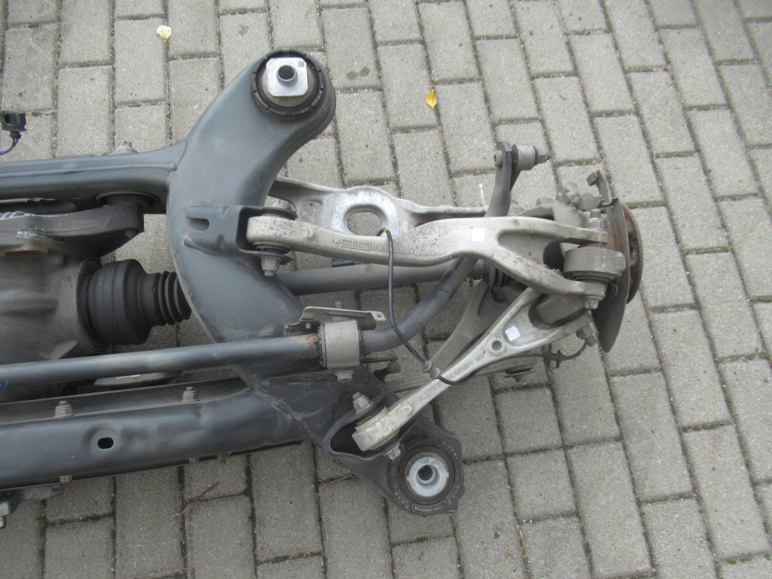 ZAWIESZENIE ZWROTNICA TYL PRAWE PRAWA LEWA LEWE W213 6.3 A2133500311 Numer katalogowy części WÓZEK SANKI TYŁ TYLNE AMG E KLASA 213 W213 63 AMG 6.3 AMG