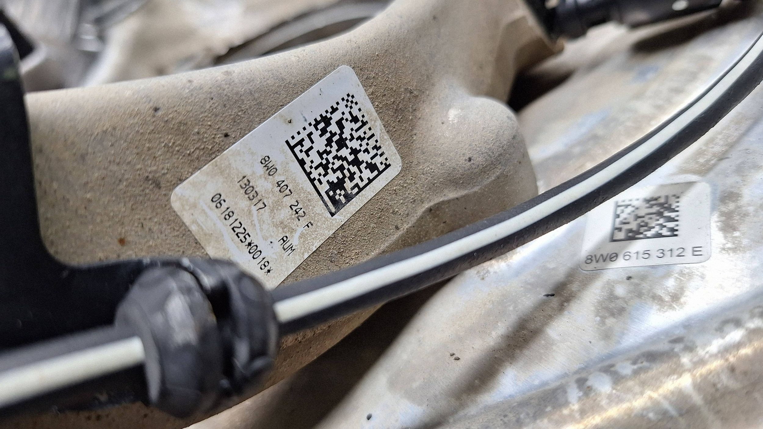 otoč čepu pravý předek 8W0407242F AUDI A4 B9 A5 8W